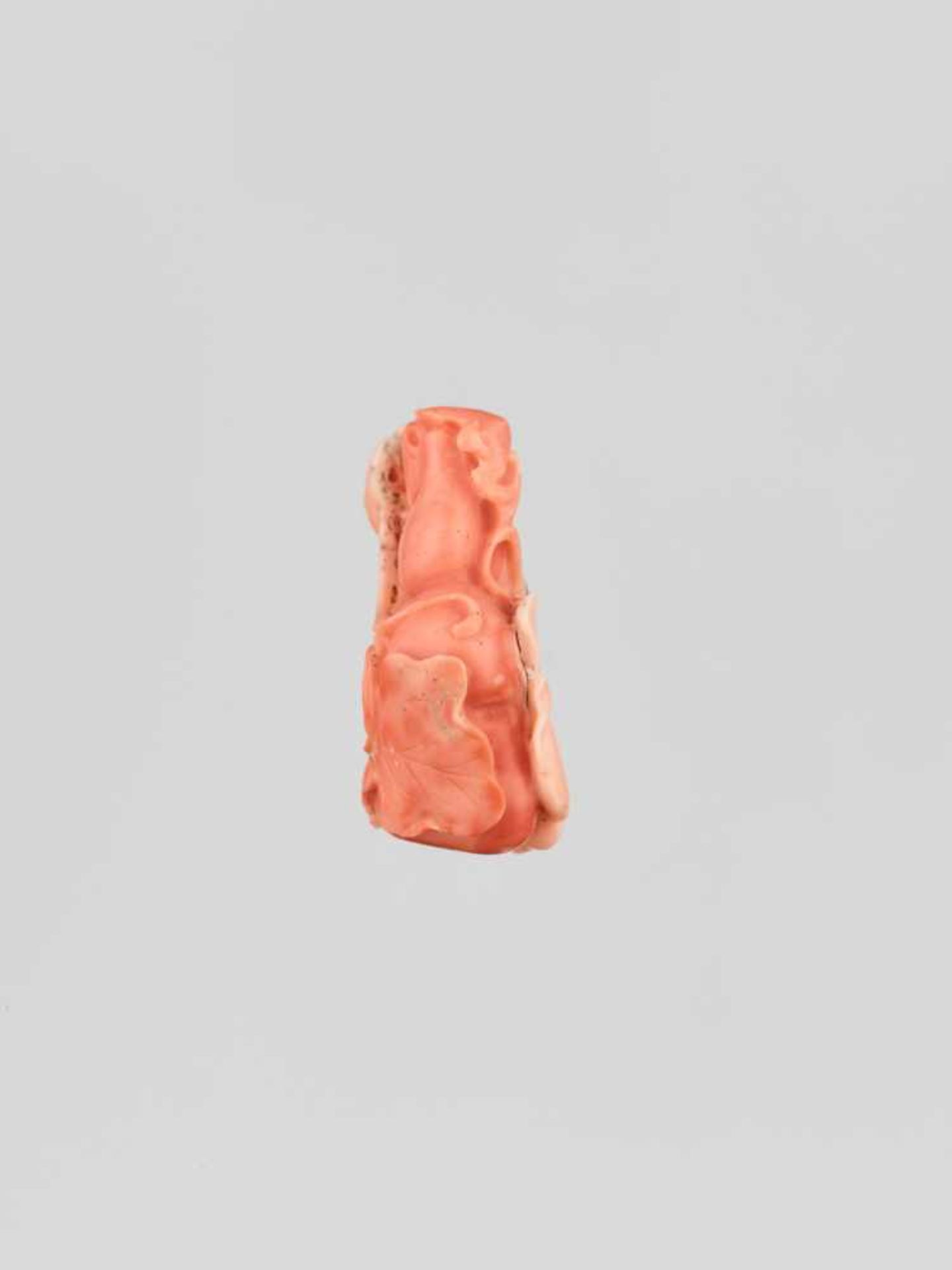 A CARVED CORAL ‘DOUBLE GOURD AND BAT’ PENDANT, QING DYNASTY The material of elegant light red - Image 6 of 8