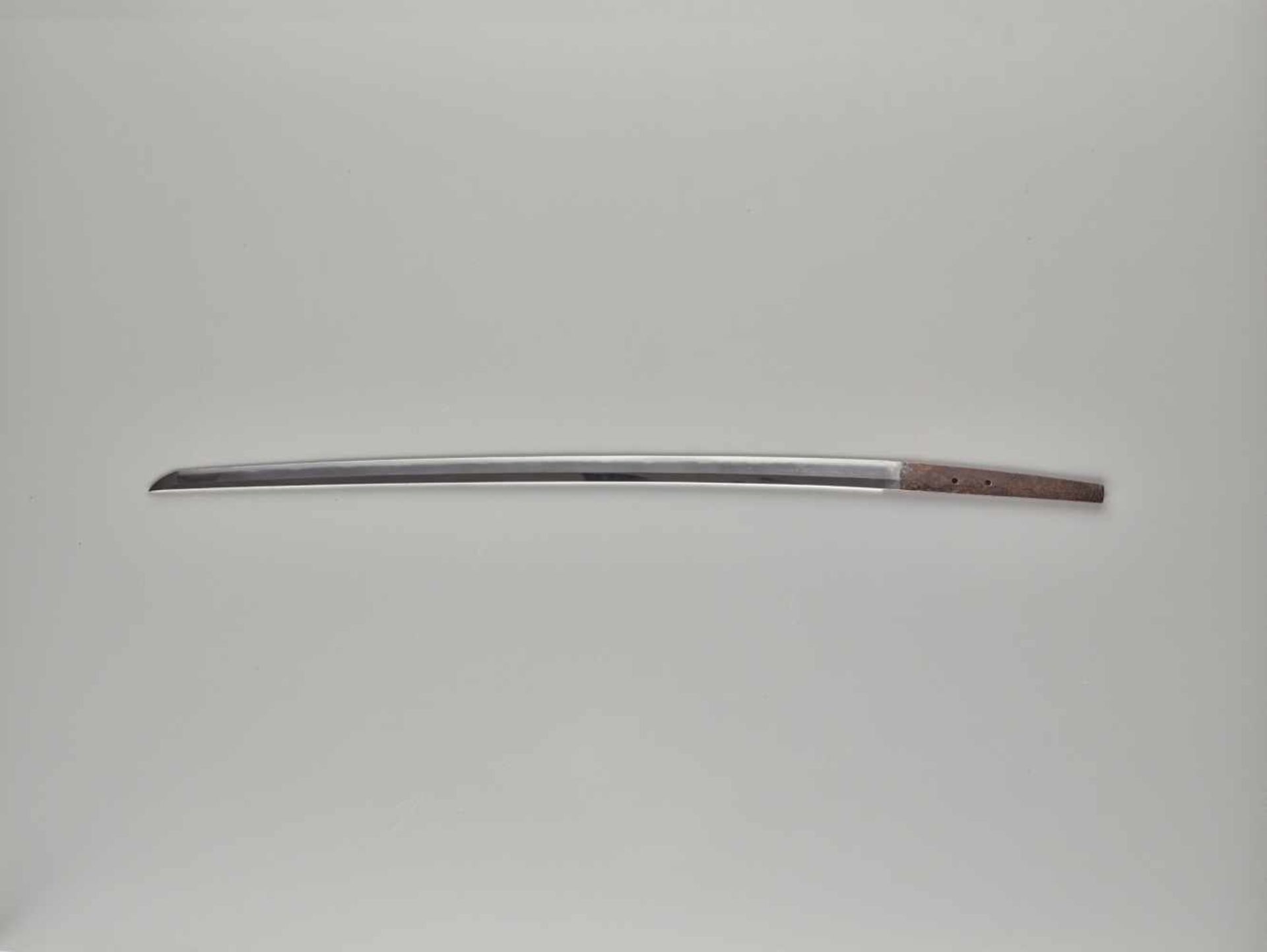 A TACHI WITH LACQUER `ICE CRACK´ SAYA Japan, early Edo period (1603 - 1868) (blade); late 17th to - Image 5 of 7