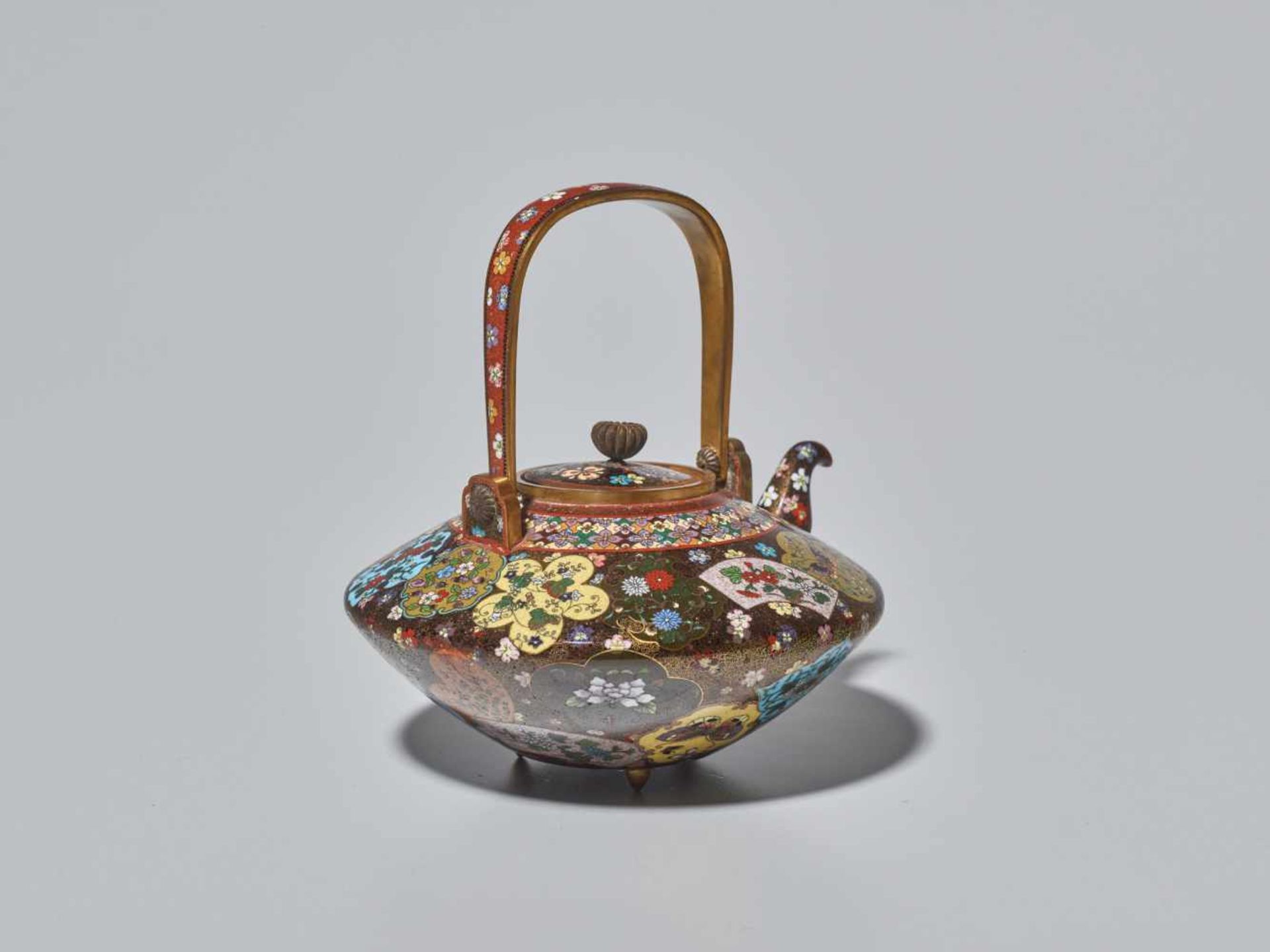 A FINE JAPANESE CLOISONNÉ ENAMEL TEAPOT ATTRIBUTED TO NAMIKAWA YASUYUKI (1845 – 1927) Cloisonné with - Image 8 of 10