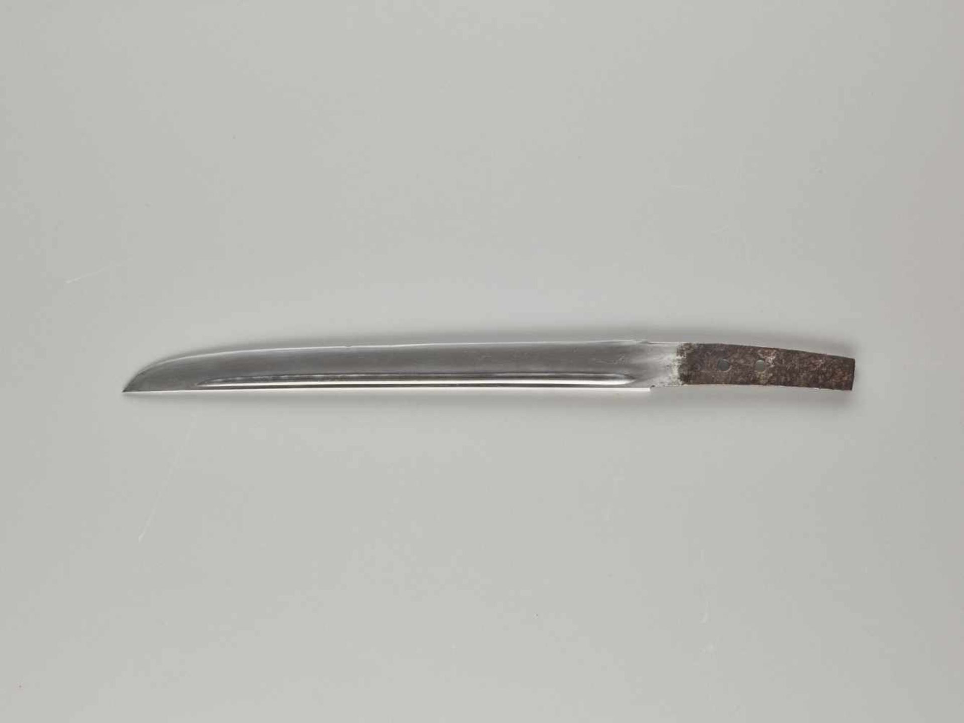 A TANTO BY KUNIYOSHI Japan, Edo period (1603 – 1868) (blade and koshirae)BladeEven shape with iori - Image 3 of 9