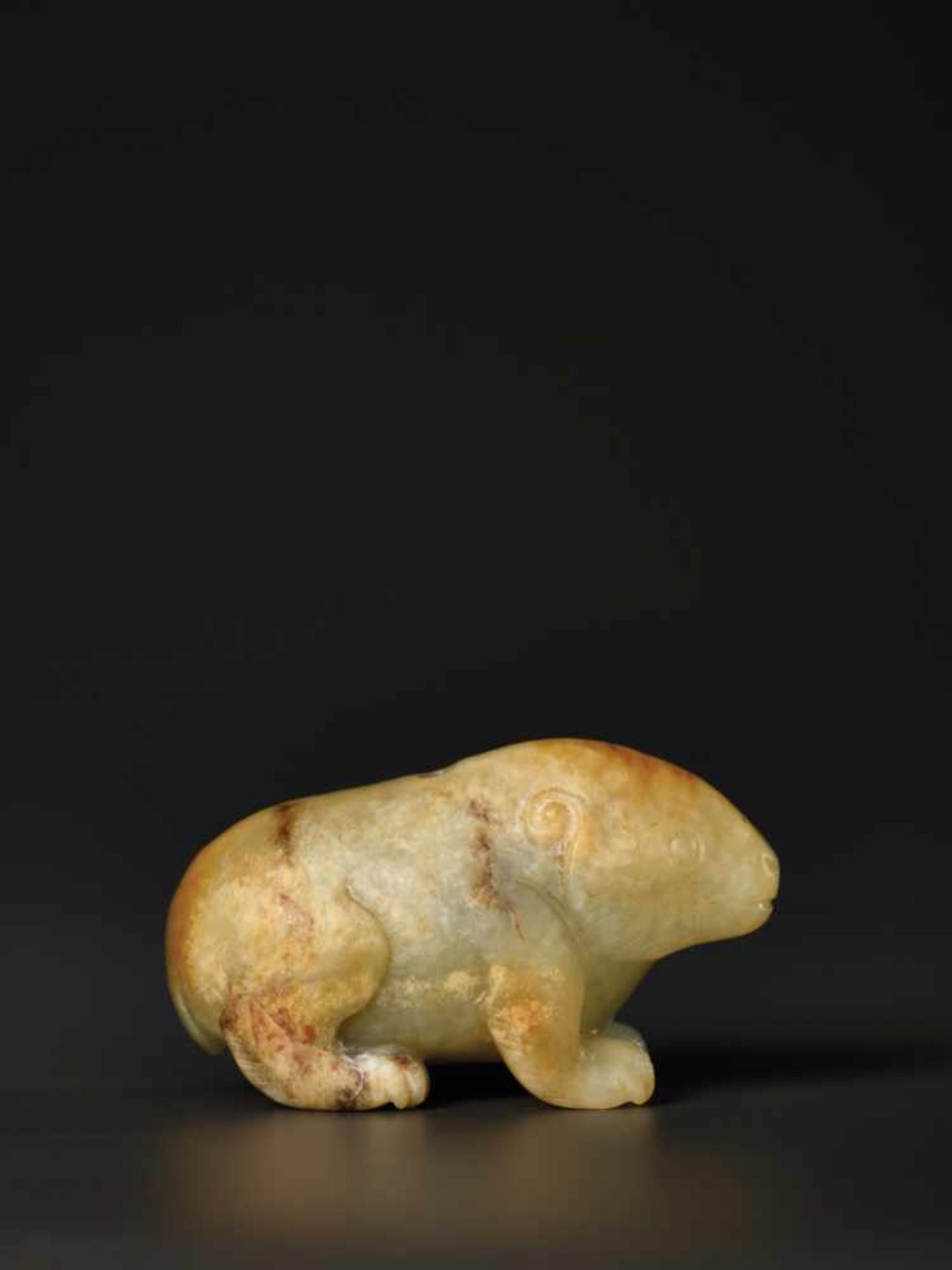 A SMALL CELADON AND RUSSET JADE CARVING OF A CROUCHING BEAR, XIONG, MING DYNASTY The mottled celadon - Image 3 of 8