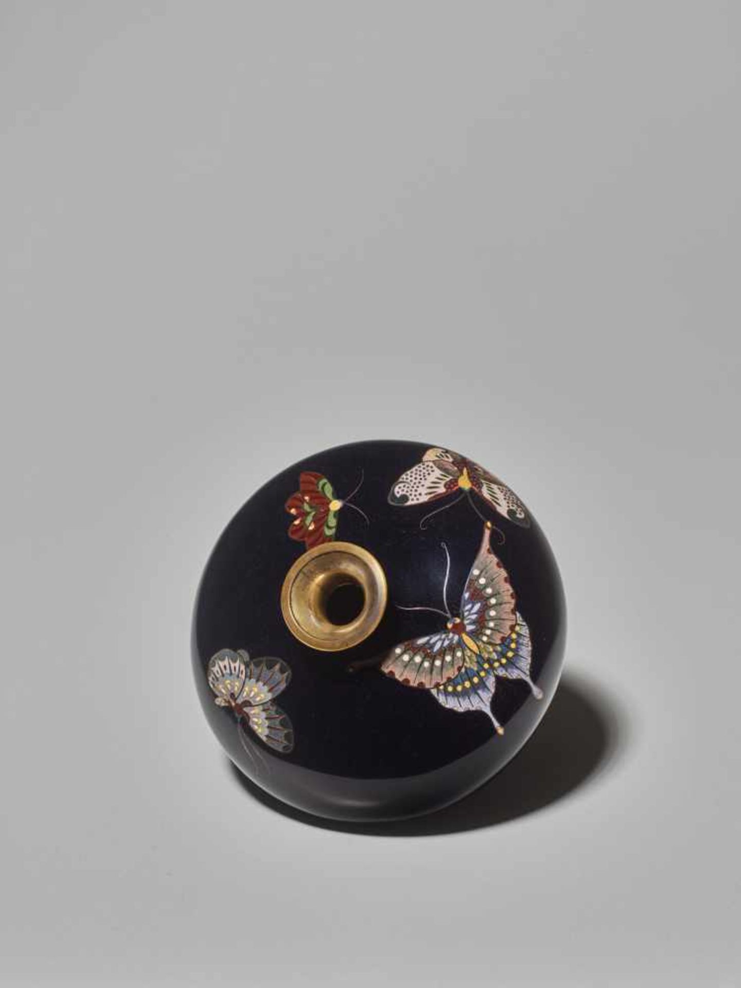 A JAPANESE CLOISONNÉ VASE WITH BUTTERFLIES Cloisonné with colored enamelsJapan, Meiji period (1868 - - Image 4 of 7