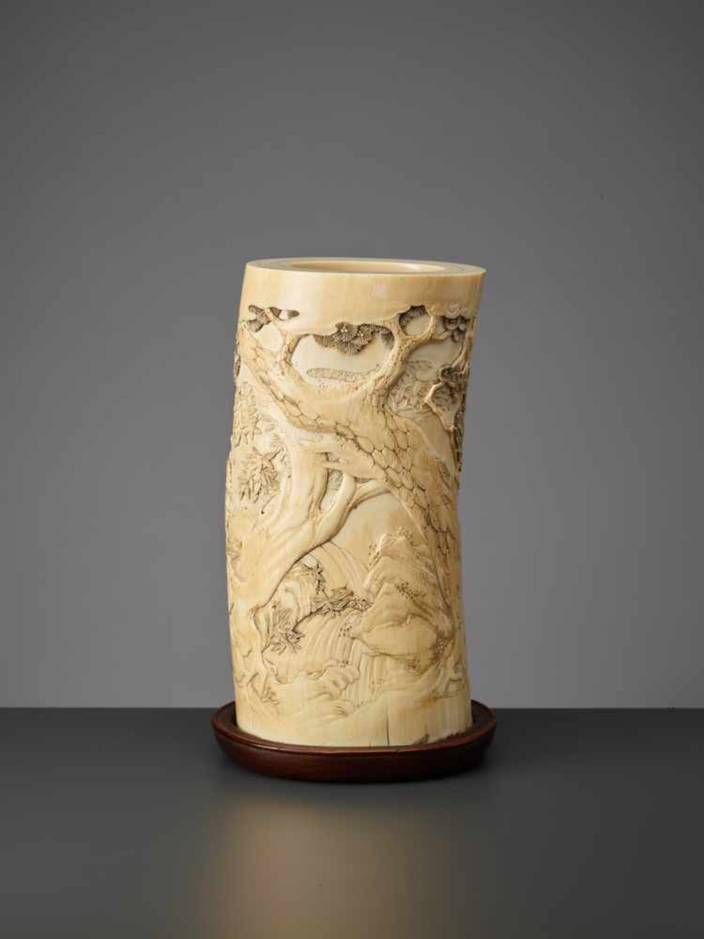 A LARGE AND FINE JAPANESE TUSK VASE DEPICTING YAMABUSHI WARRIOR PRIESTS BY KOZAN Ivory with wood - Image 7 of 12