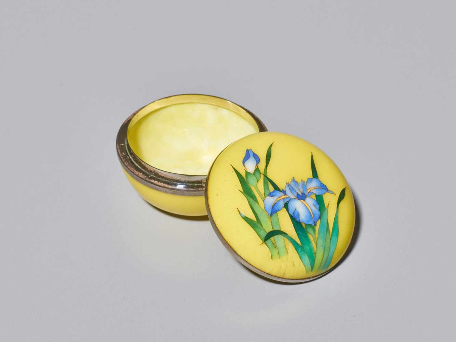 A JAPANESE CLOISONNÉ ENAMEL CIRCULAR BOX AND COVER WITH IRIS BLOSSOMS Cloisonné with colored - Image 2 of 6