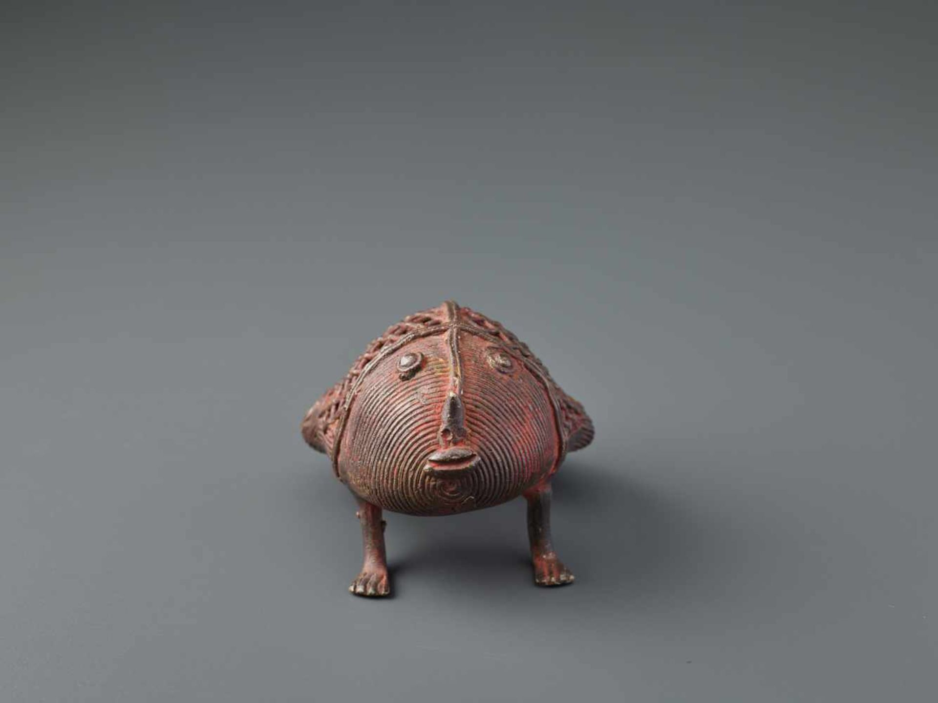 A WHIMSICAL KONDH TRIBAL BRONZE IN SHAPE OF A FROG Copper bronze, remains of cold paintNorthern - Image 4 of 6