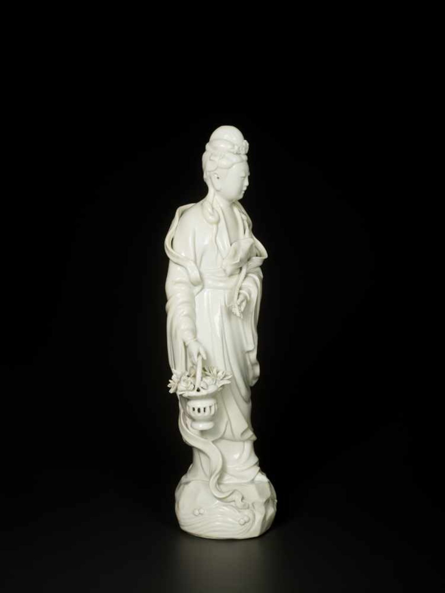 A BLANC-DE-CHINE PORCELAIN FIGURE OF GUANYIN, QING DYNASTY, DEHUA Molded white porcelain with carved - Image 4 of 8