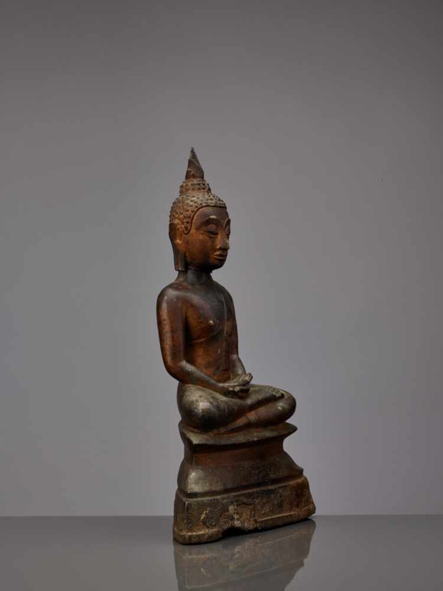 A BRONZE BUDDHA SHAKYAMUNI SEATED IN VIRASANA, SUKHOTHAI, 15TH-16TH CENTURY Cast bronze with - Image 6 of 8