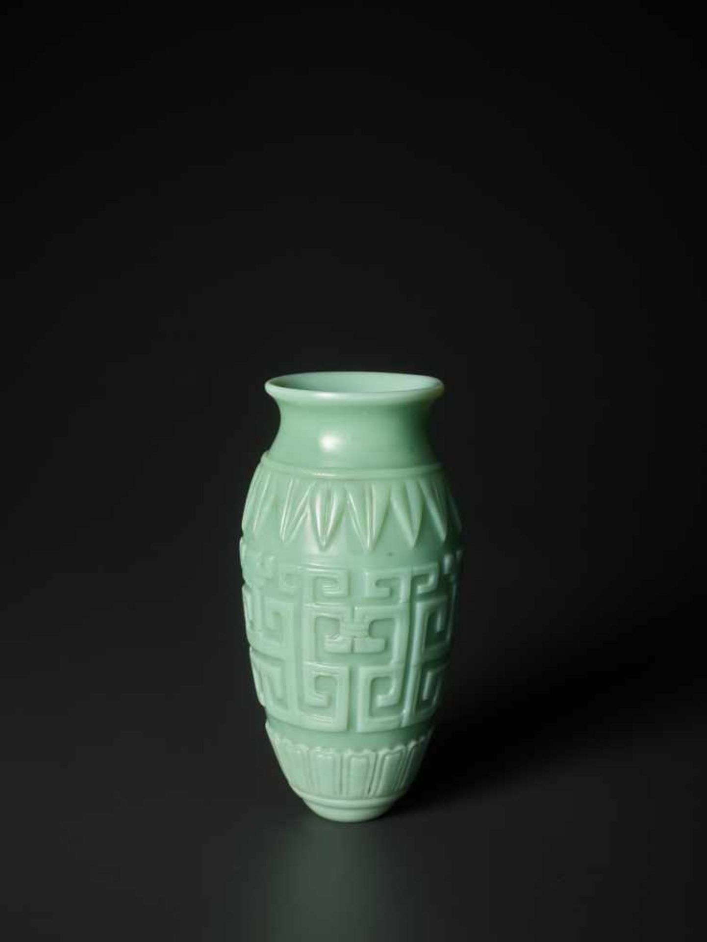 A RARE CARVED ARCHAISTIC ‘KUILONG’ TURQUOISE GLASS VASE, MID QING DYNASTY The translucent glass body - Bild 4 aus 9