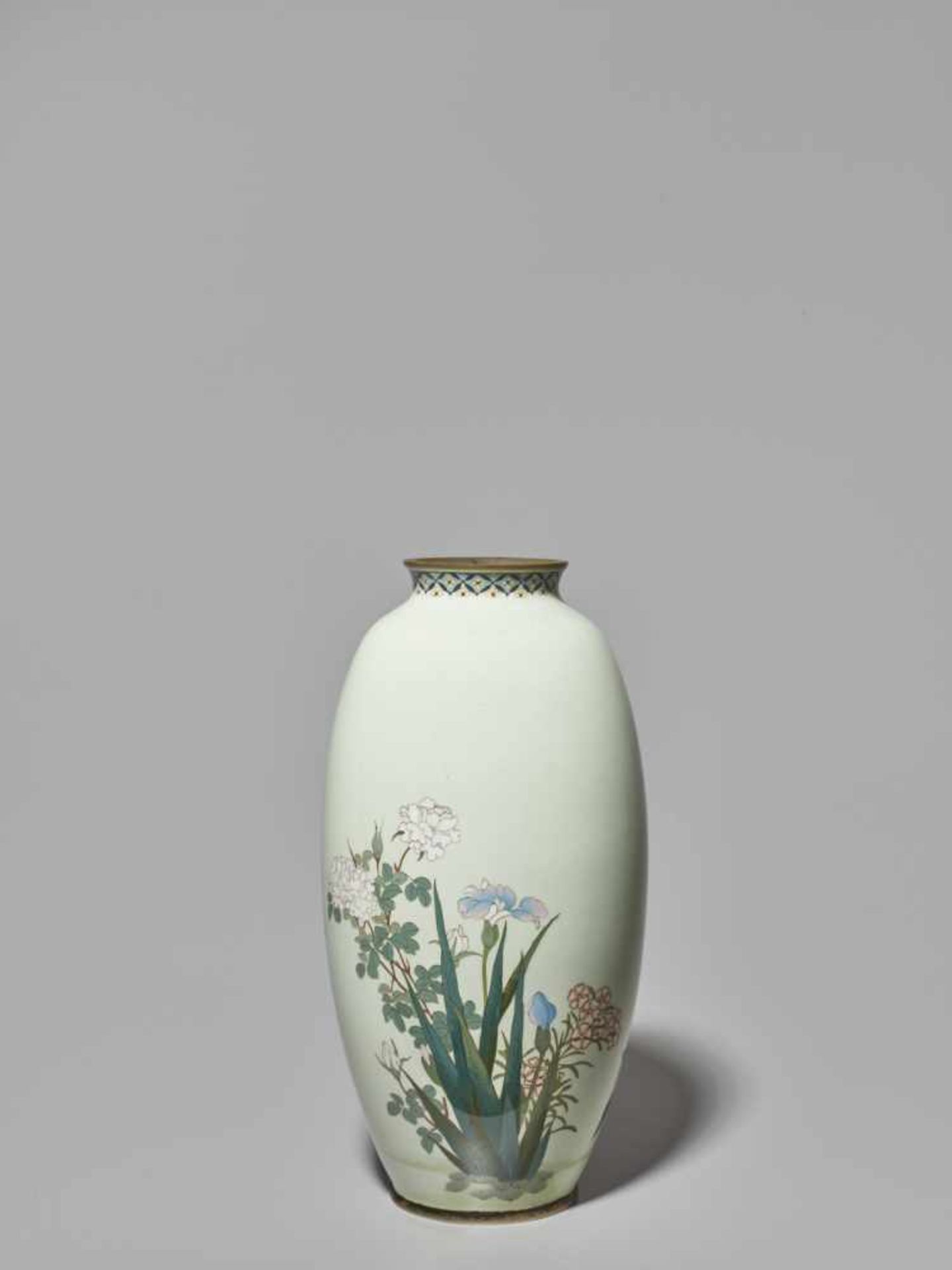 A LARGE PAIR OF JAPANESE ENAMEL CLOISONNÉ VASES WITH YURI LILIES AND MANY SEASONAL FLOWERS Cloisonné - Image 5 of 11