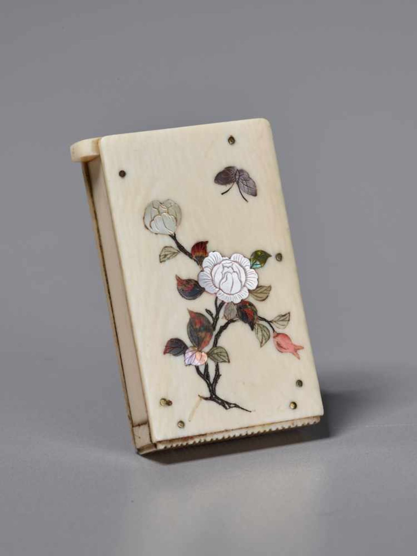 AN INLAID AND LACQUERED JAPANESE SHIBAYAMA STYLE GROUP CONSISTING OF AN AIDE MEMOIRE, A PURSE AND - Image 8 of 8