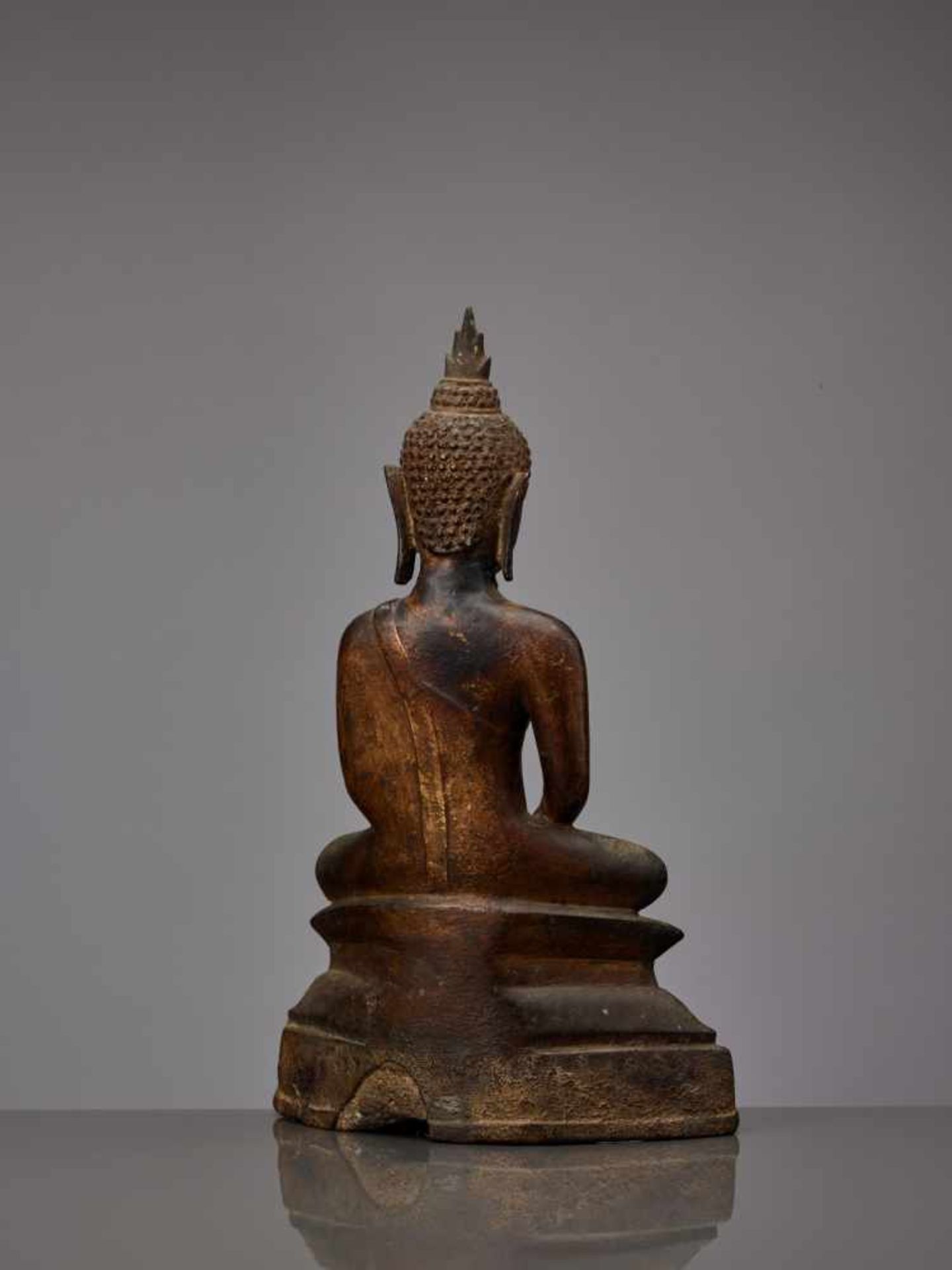 A BRONZE BUDDHA SHAKYAMUNI SEATED IN VIRASANA, SUKHOTHAI, 15TH-16TH CENTURY Cast bronze with - Image 4 of 8