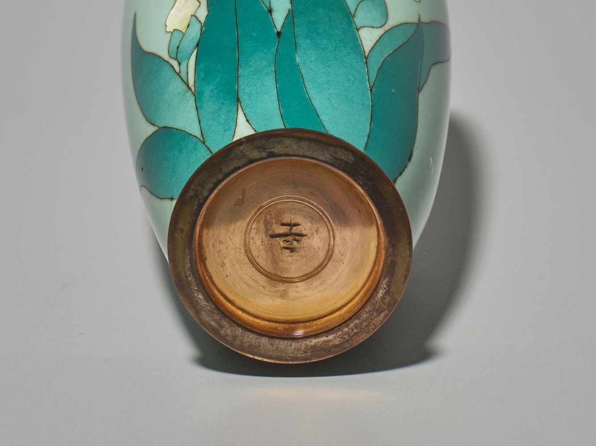 A PAIR OF JAPANESE CLOISONNÉ ENAMEL IRIS VASES WITH GINBARI BLOSSOMS Cloisonné with colored - Image 12 of 13