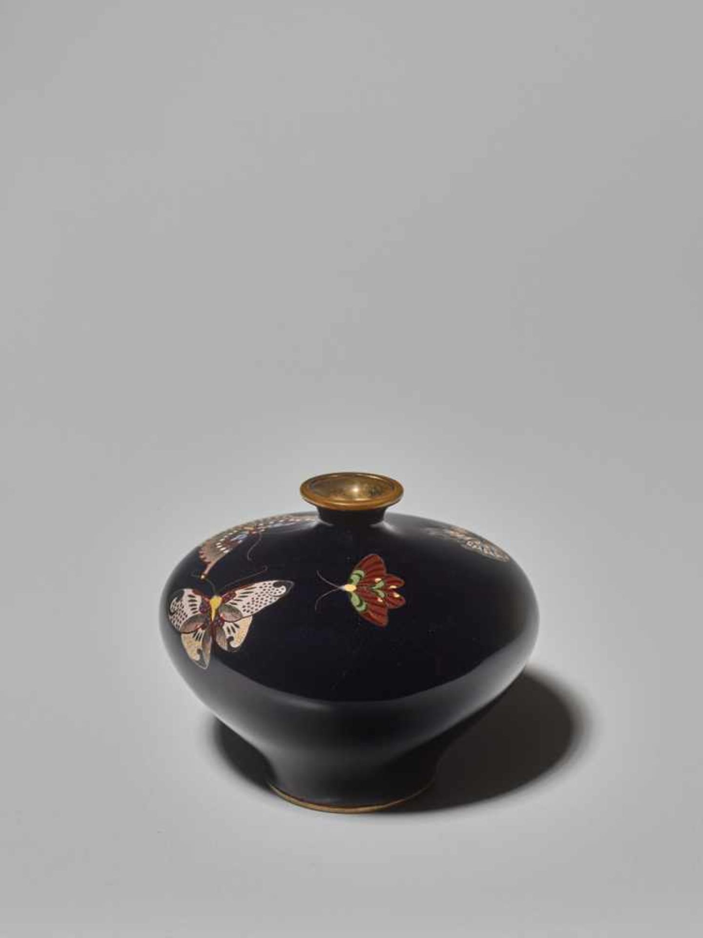 A JAPANESE CLOISONNÉ VASE WITH BUTTERFLIES Cloisonné with colored enamelsJapan, Meiji period (1868 - - Image 2 of 7