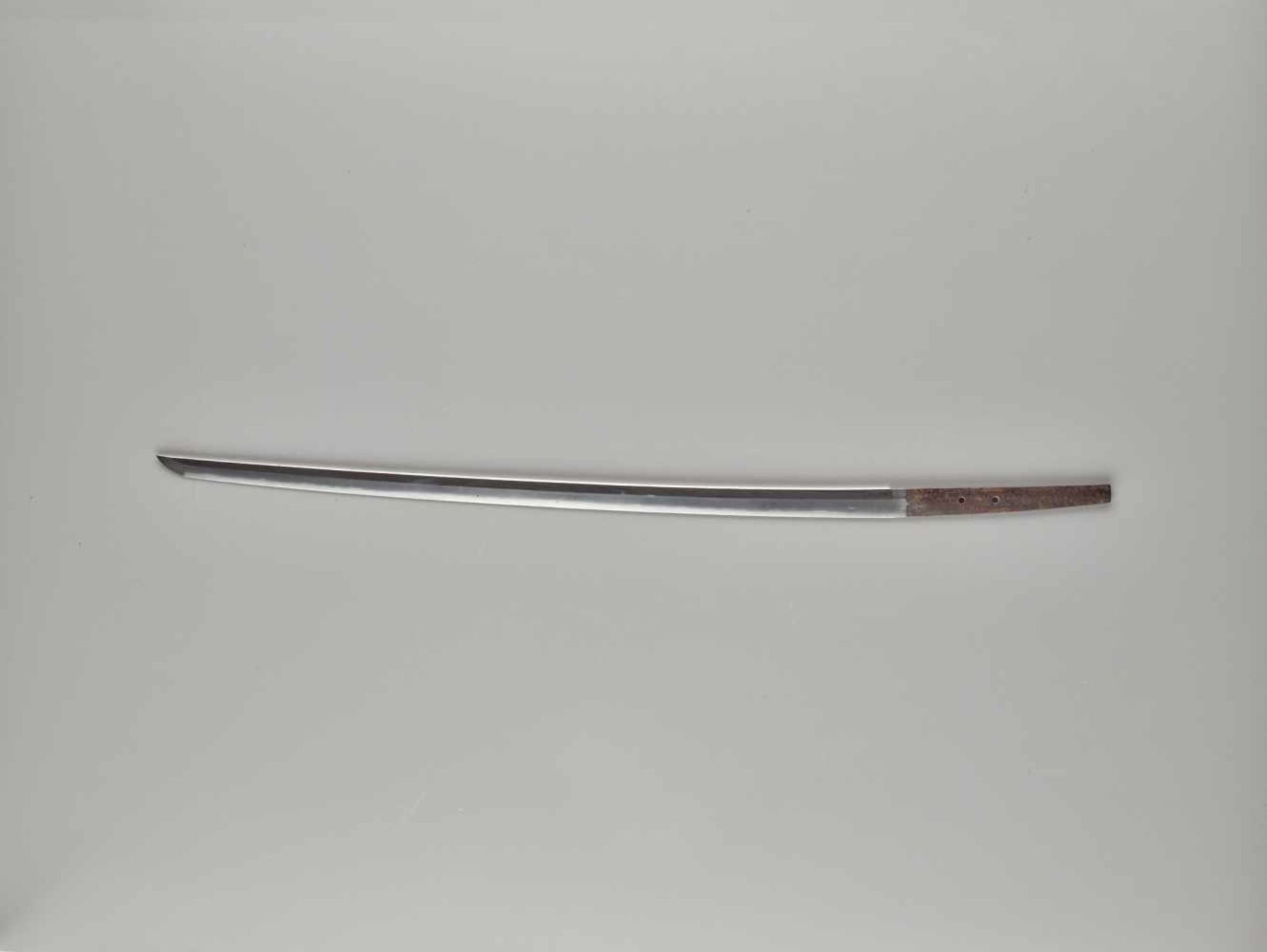 A TACHI WITH LACQUER `ICE CRACK´ SAYA Japan, early Edo period (1603 - 1868) (blade); late 17th to - Image 4 of 7