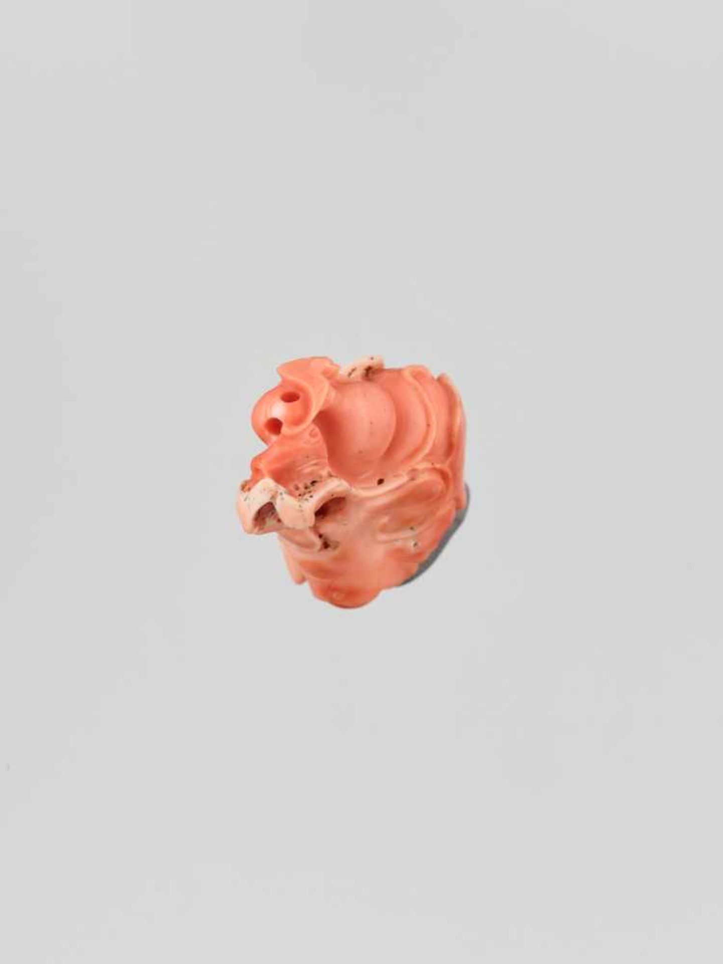 A CARVED CORAL ‘DOUBLE GOURD AND BAT’ PENDANT, QING DYNASTY The material of elegant light red - Image 8 of 8