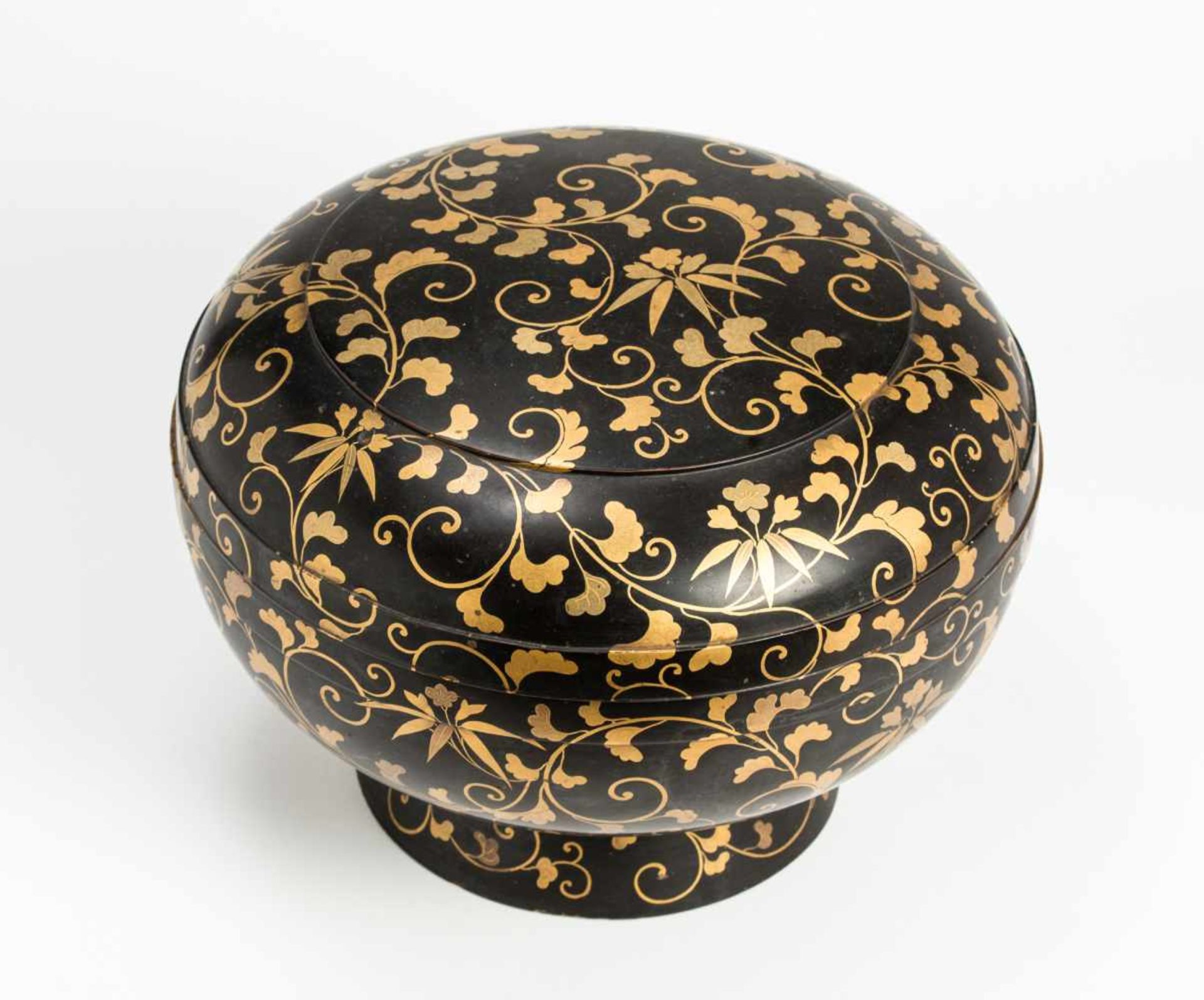 A RARE GOLD AND BLACK LAQUER JIKIRO (CEREMONIAL FOOD CONTAINER) Lacquered woodJapan, Lacquered - Image 4 of 4