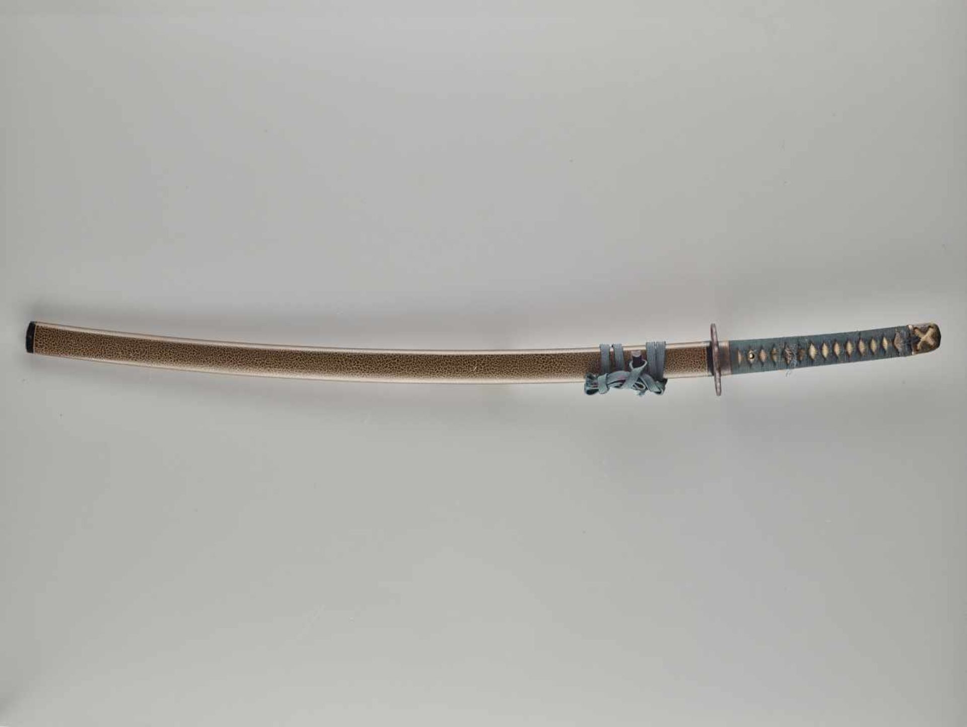 A TACHI WITH LACQUER `ICE CRACK´ SAYA Japan, early Edo period (1603 - 1868) (blade); late 17th to - Image 6 of 7