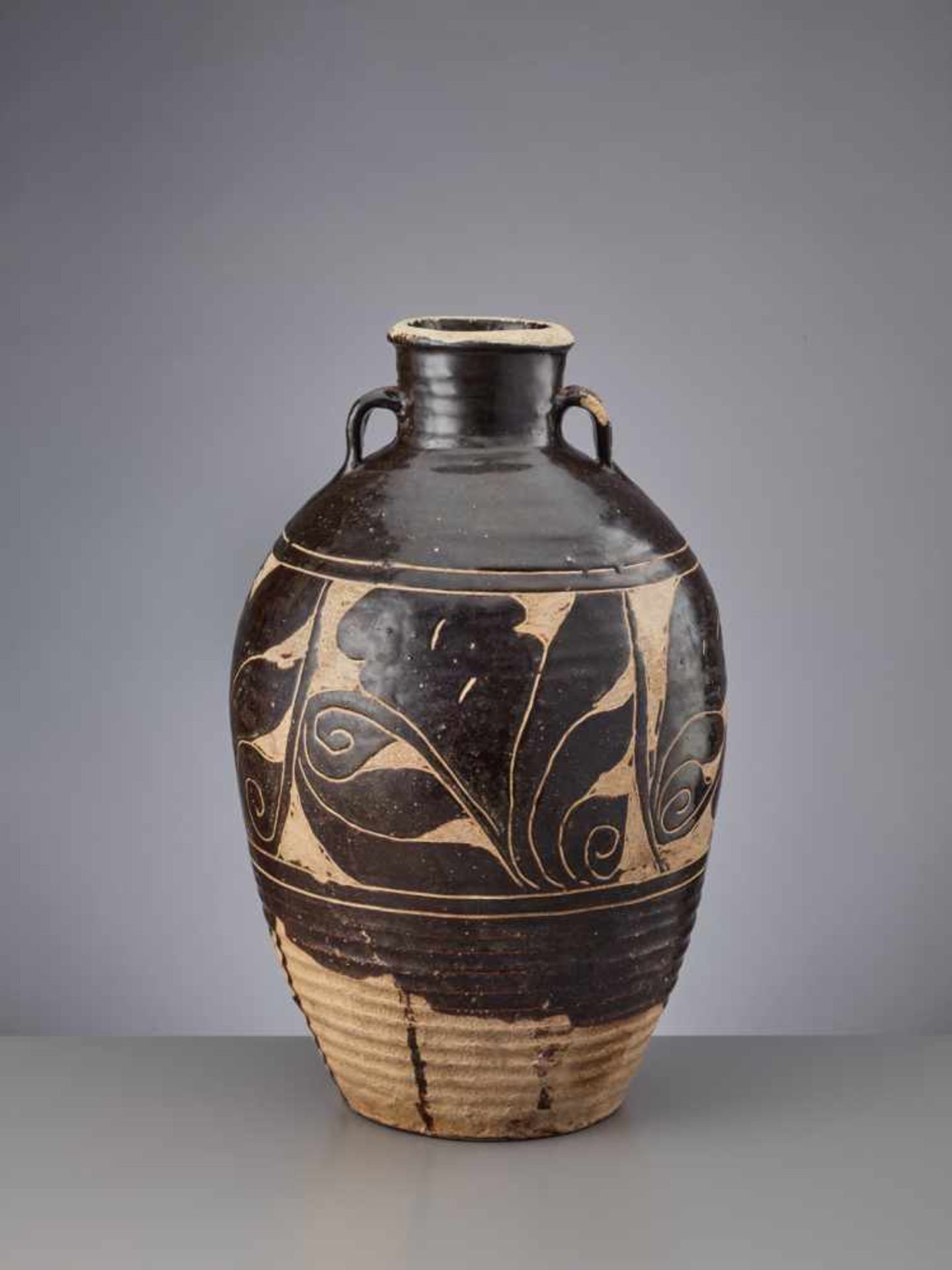 A VERY LARGE 'CIZHOU' SGRAFFIATO VASE WITH HANDLES, JIN DYNASTY, 1115–1234 Black-glazed stoneware - Image 7 of 7