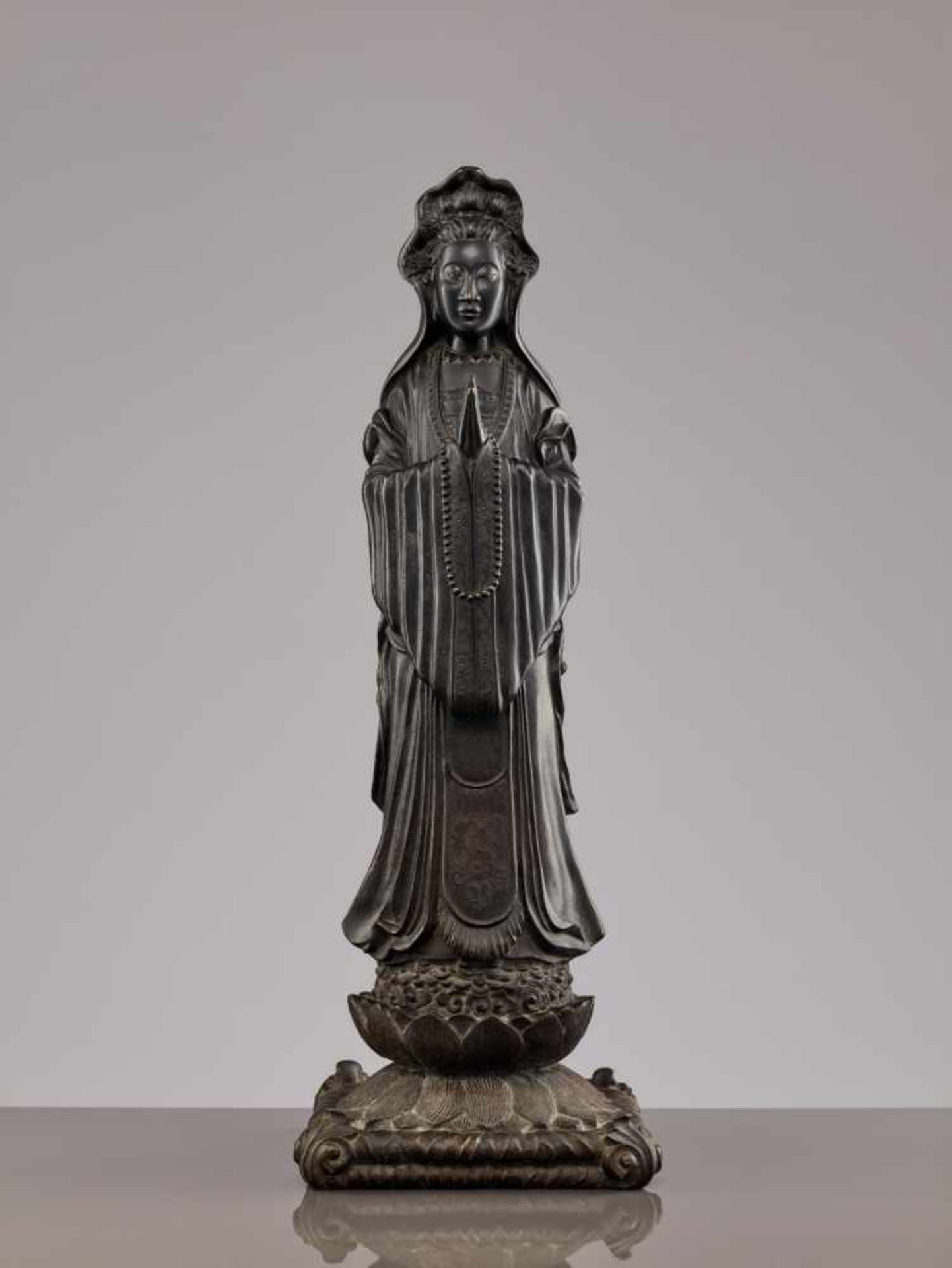 A VERY LARGE AND IMPRESSIVE JAPANESE BRONZE STATUE OF KANNON BronzeJapan, Meiji period (1868 - - Image 8 of 10