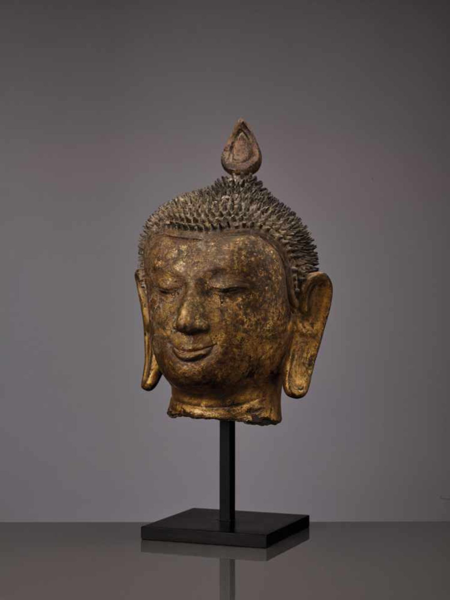 A BURMESE GILT AND LACQUERED HEAD OF BUDDHA SHAKYAMUNI, POST-PAGAN 13-14th CENTURY Hollow wood