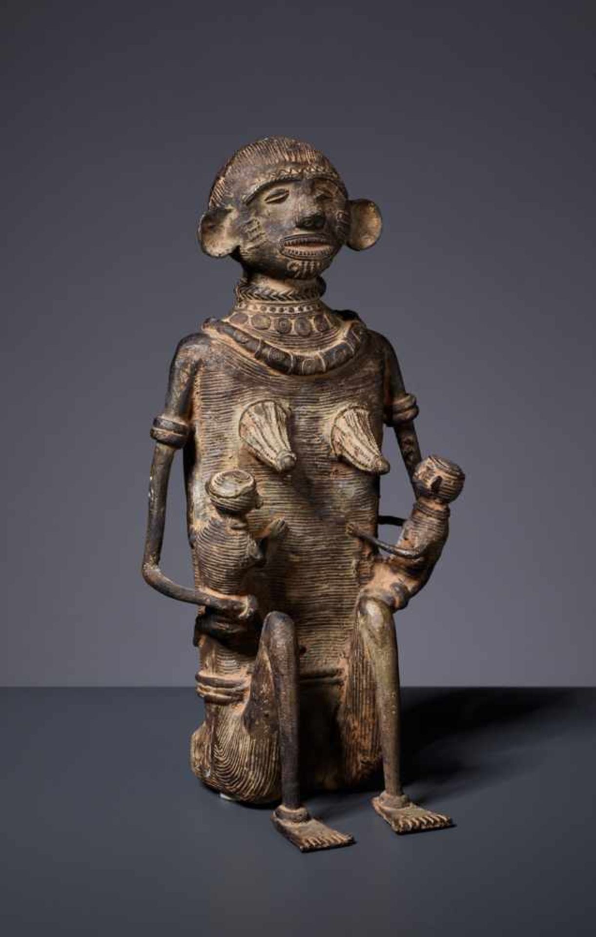 A LARGE KONDH TRIBAL BRONZE OF A MOTHER WITH TWO CHILDREN Copper bronze Northern India, Kondh Tribe, - Image 2 of 6