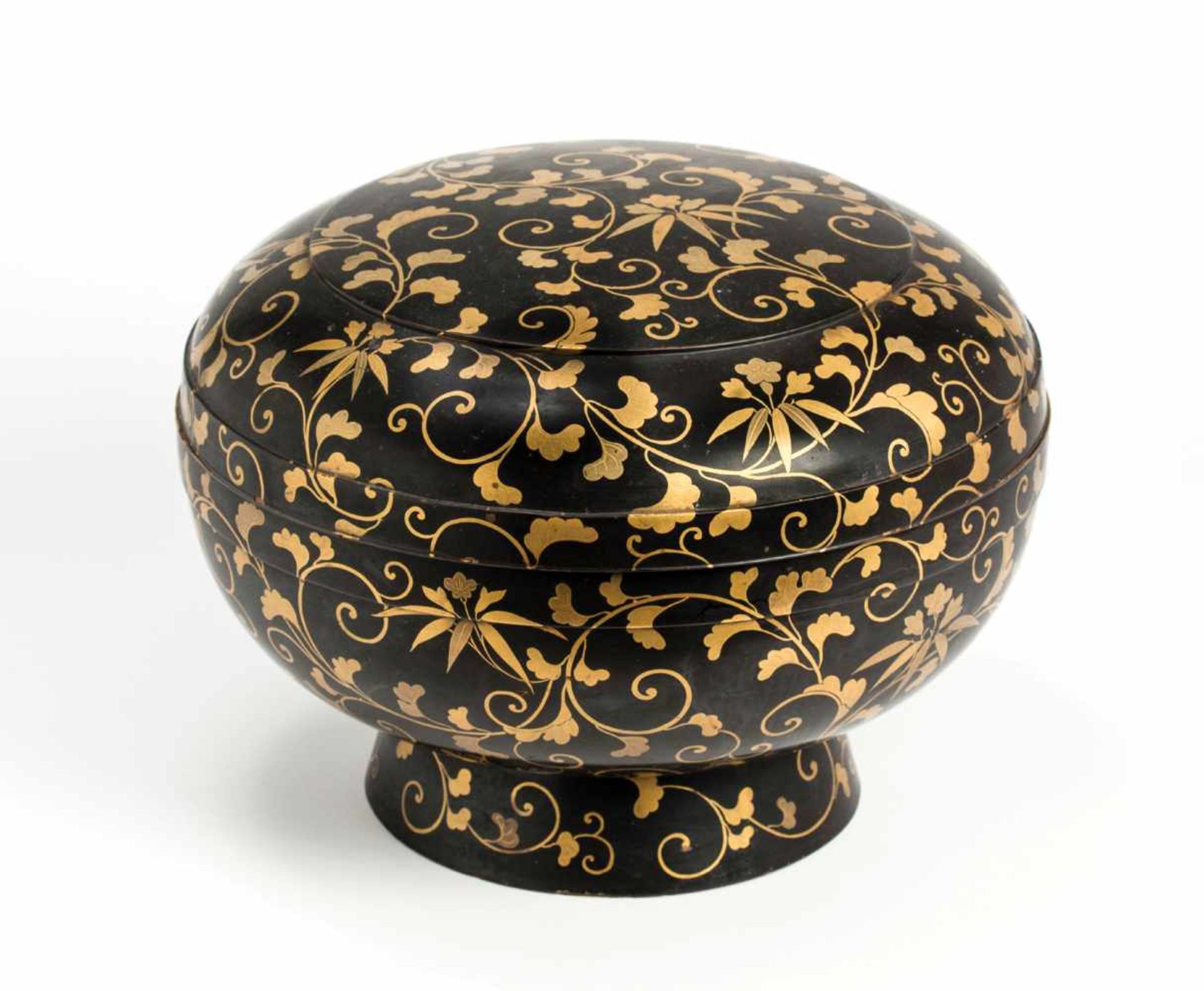 A RARE GOLD AND BLACK LAQUER JIKIRO (CEREMONIAL FOOD CONTAINER) Lacquered woodJapan, Lacquered