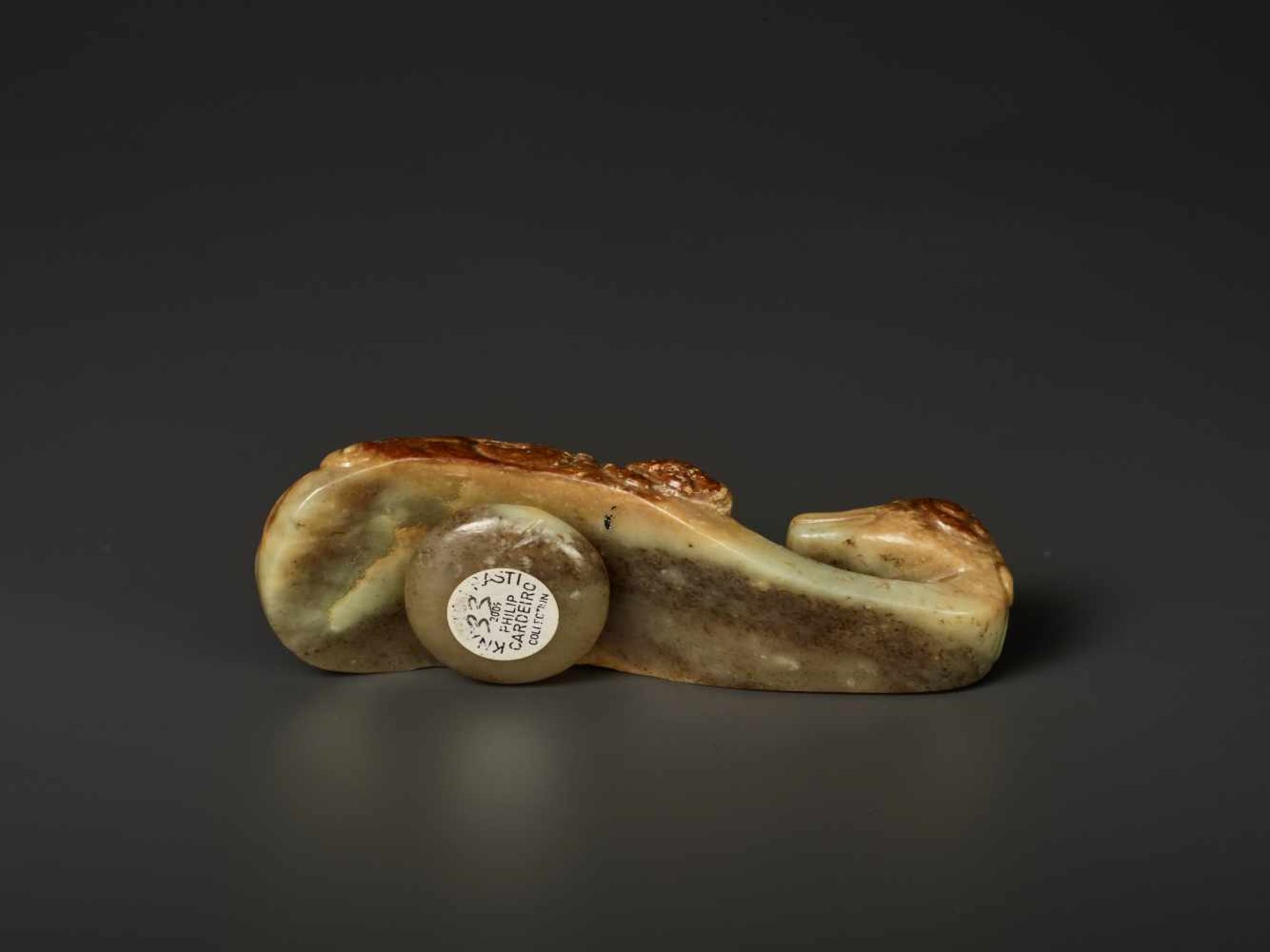 A CELADON, GREY AND RUSSET ‘CHILONG’ JADE BELT HOOK, MING DYNASTY The celadon and grey nephrite - Image 6 of 7