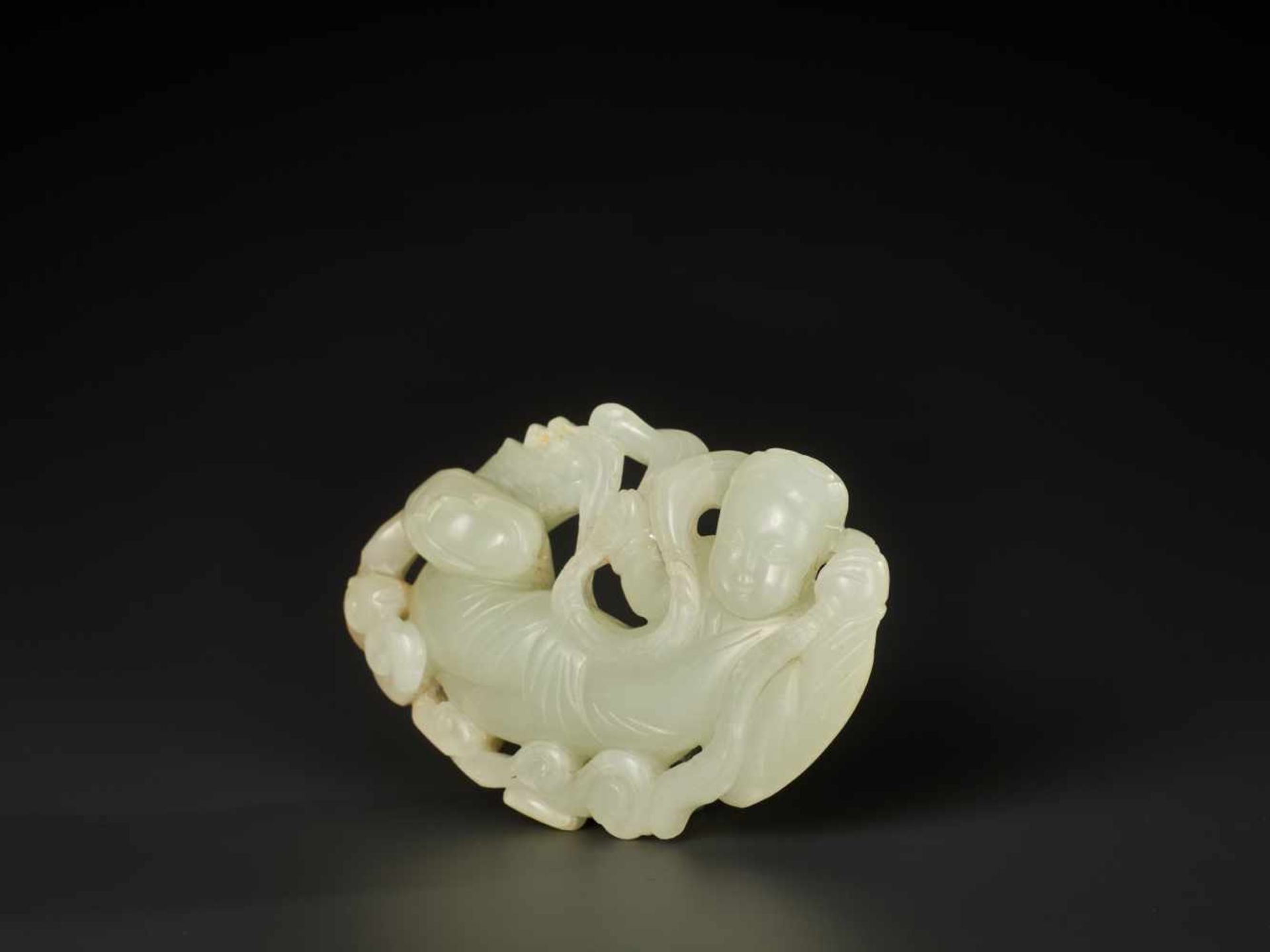 A WHITE JADE CARVING OF AN APSARA, MING DYNASTY OR EARLIER The stone is of an even tone, with a - Bild 6 aus 8