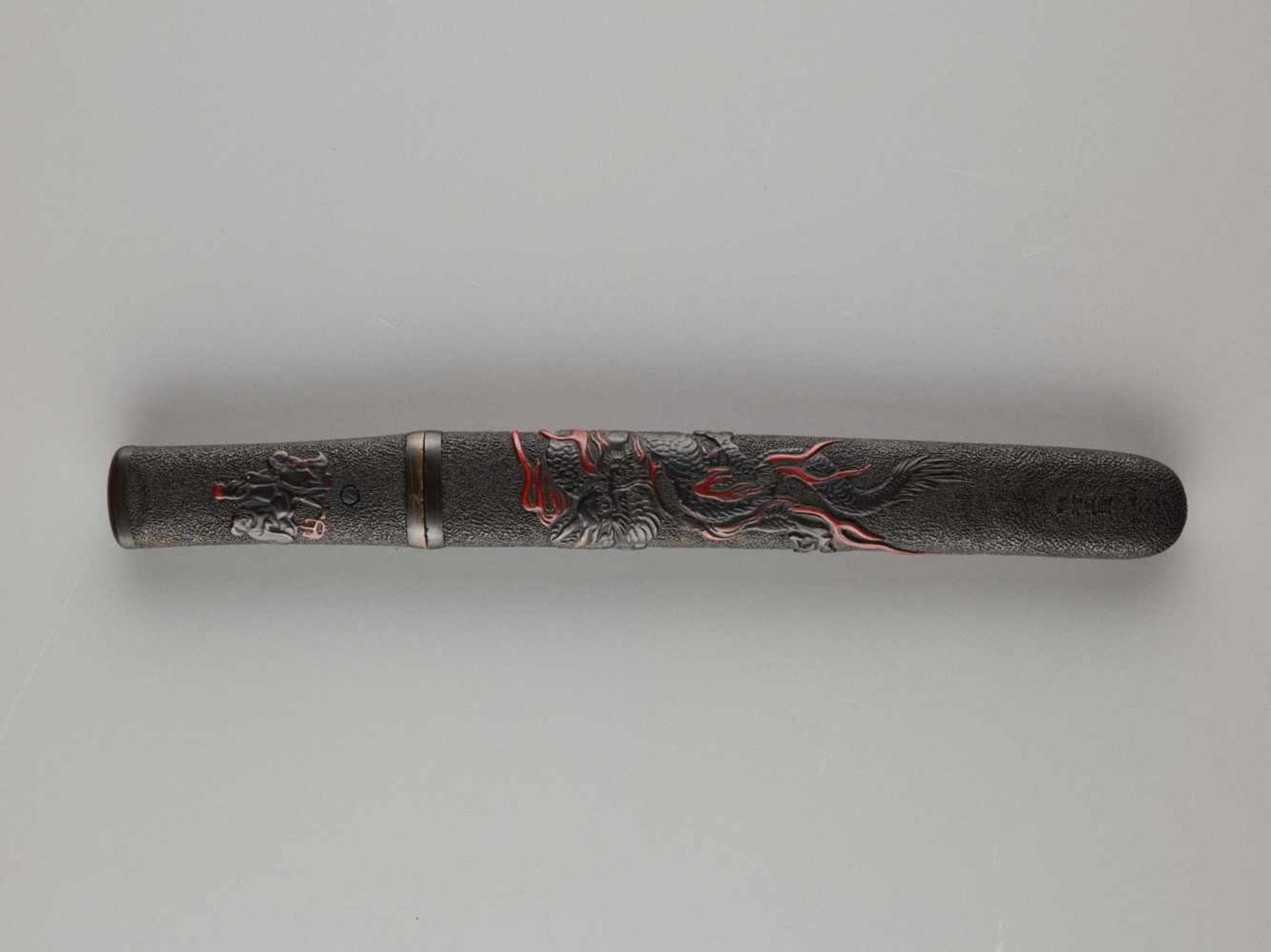 A TANTO IN A LACQUERED SAYA DEPICTING A DRAGON Japan, Edo period (1603 - 1868) (blade and koshirae) - Image 4 of 6