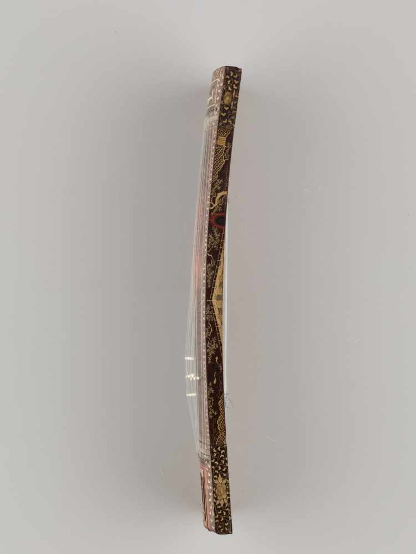 A FINE AND RARE LACQUERED THIRTEEN STRING KOTO, EDO PERIOD Wood, lacquer and boneJapan, Edo - Image 2 of 7