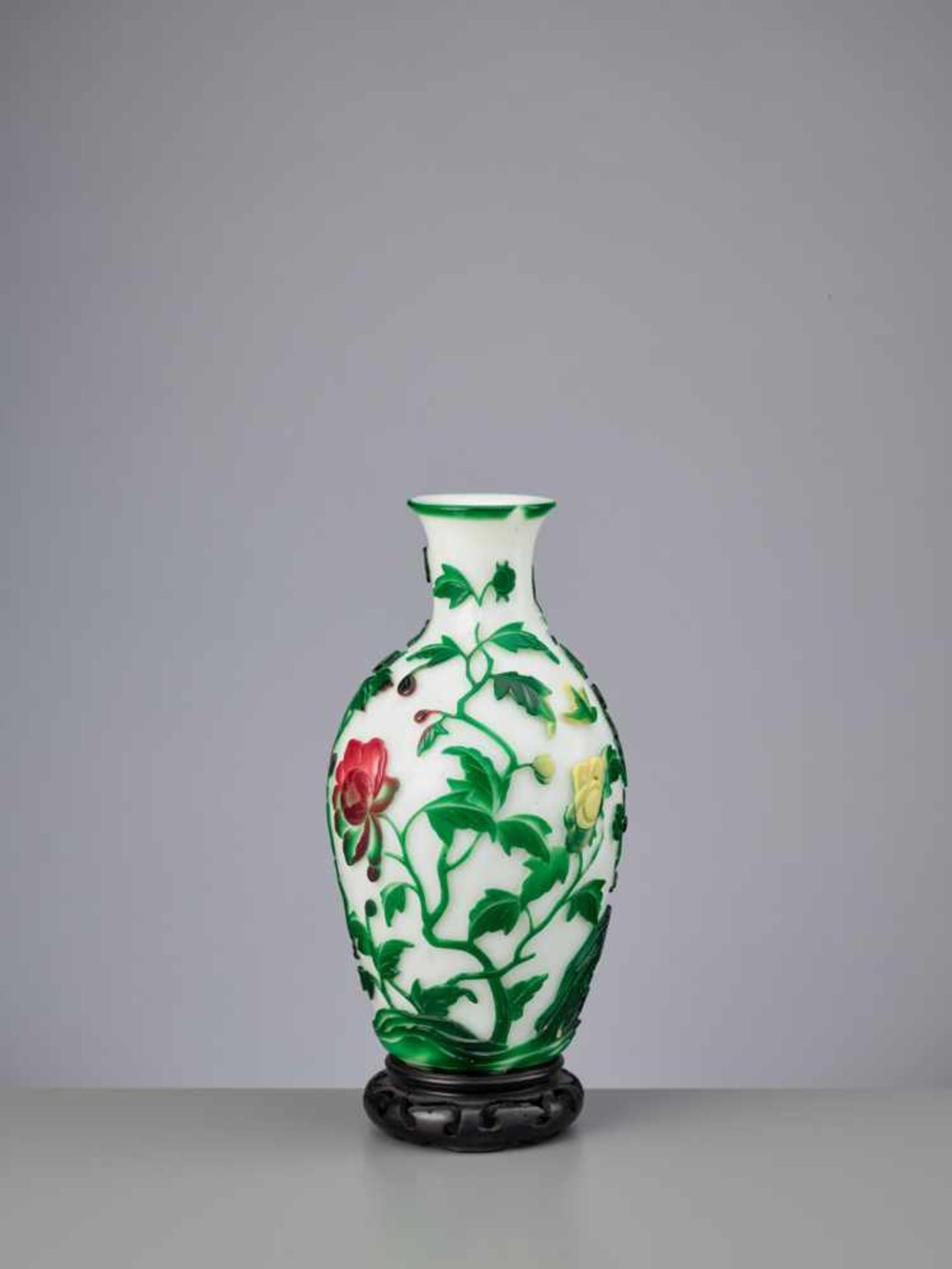 A FIVE-COLOR OVERLAY ‘PEONY’ GLASS VASE, TONGZHI MARK AND OF THE PERIOD The translucent overlay - Image 8 of 9