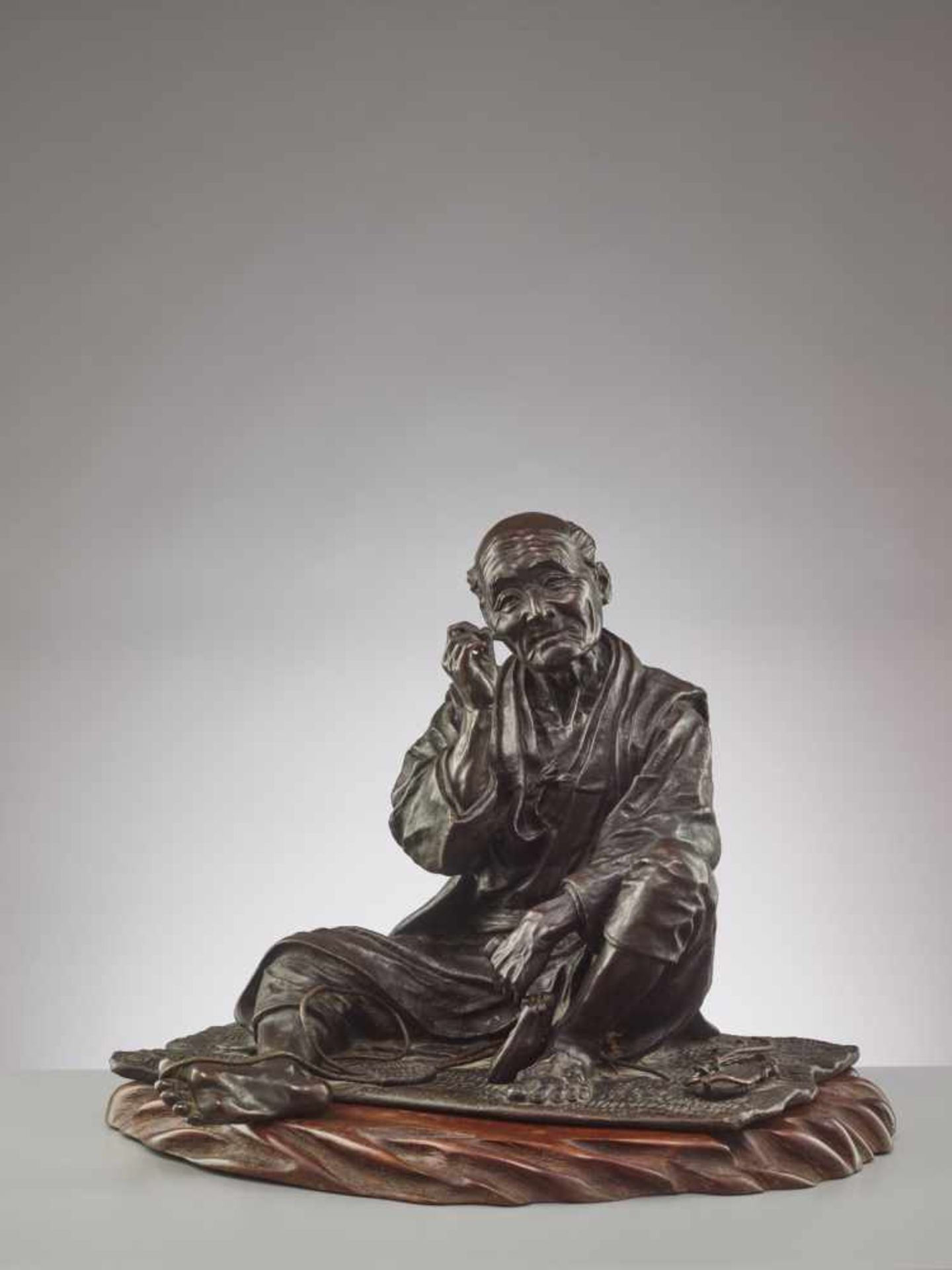 A FINE AND LARGE JAPANESE BRONZE OF A ZORI SANDAL MAKER TAKING A SMOKING BREAK BY TAKAHASHI RYOUN - Image 9 of 11