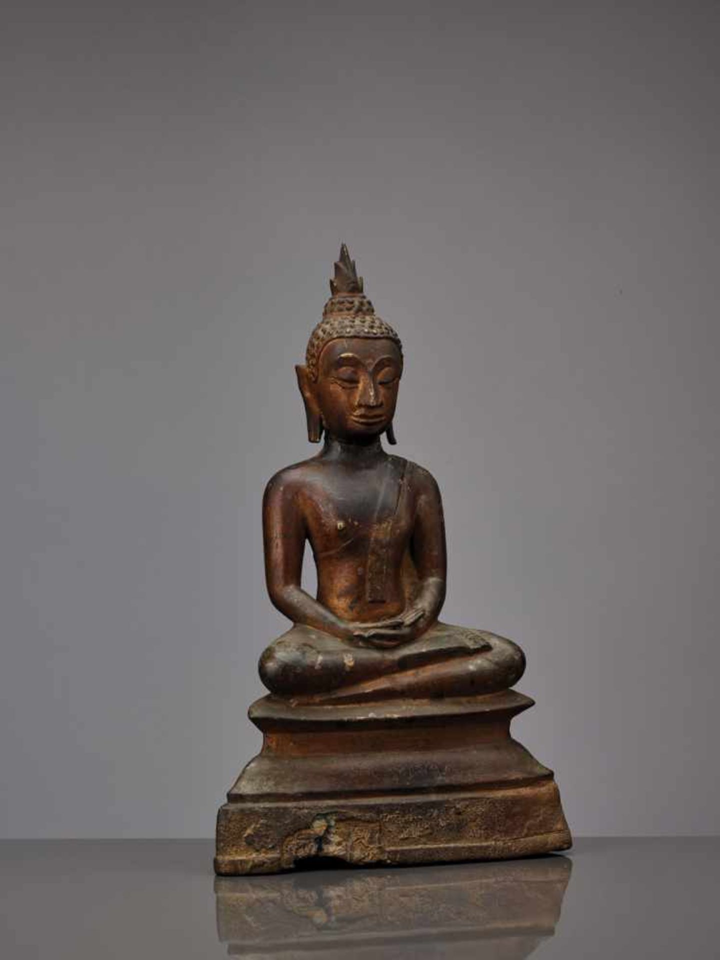 A BRONZE BUDDHA SHAKYAMUNI SEATED IN VIRASANA, SUKHOTHAI, 15TH-16TH CENTURY Cast bronze with