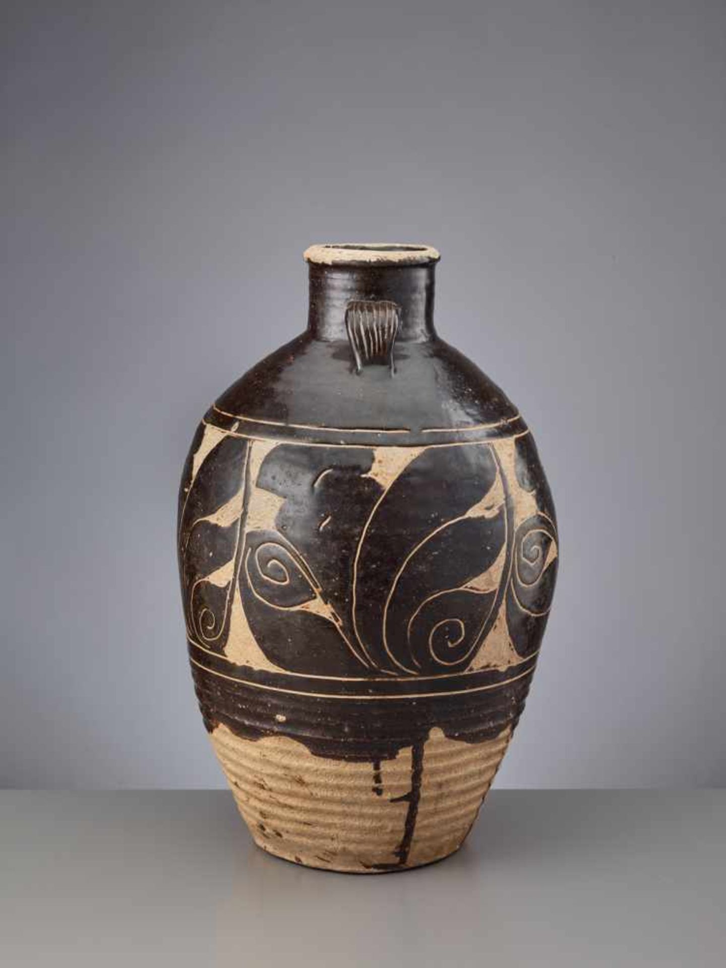 A VERY LARGE 'CIZHOU' SGRAFFIATO VASE WITH HANDLES, JIN DYNASTY, 1115–1234 Black-glazed stoneware - Image 4 of 7