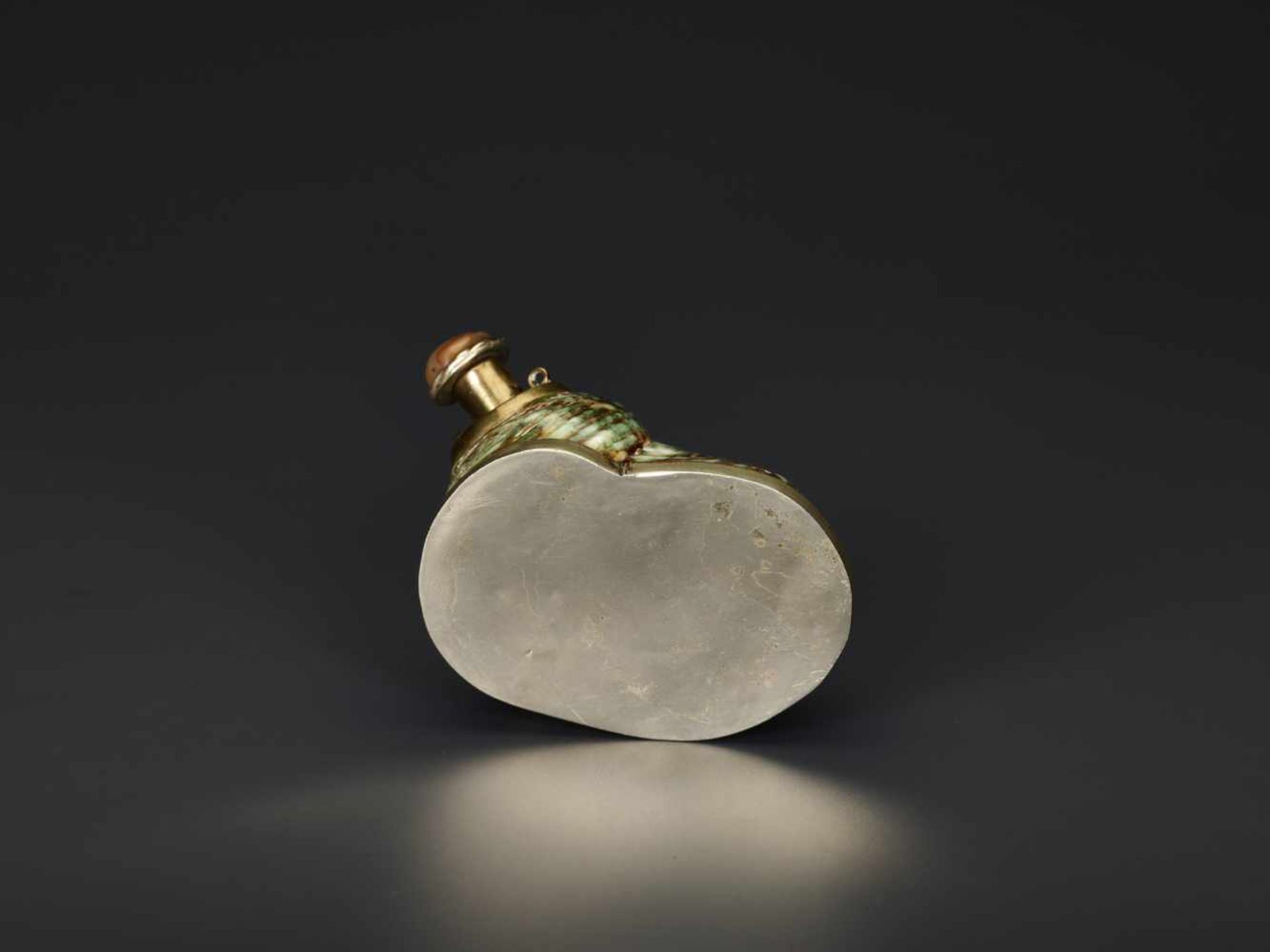 TURBO CONCH PERFUME CONTAINER WITH AGATE STOPPER, 19th CENTURYTurbo conch, silver plate metal and - Image 6 of 6