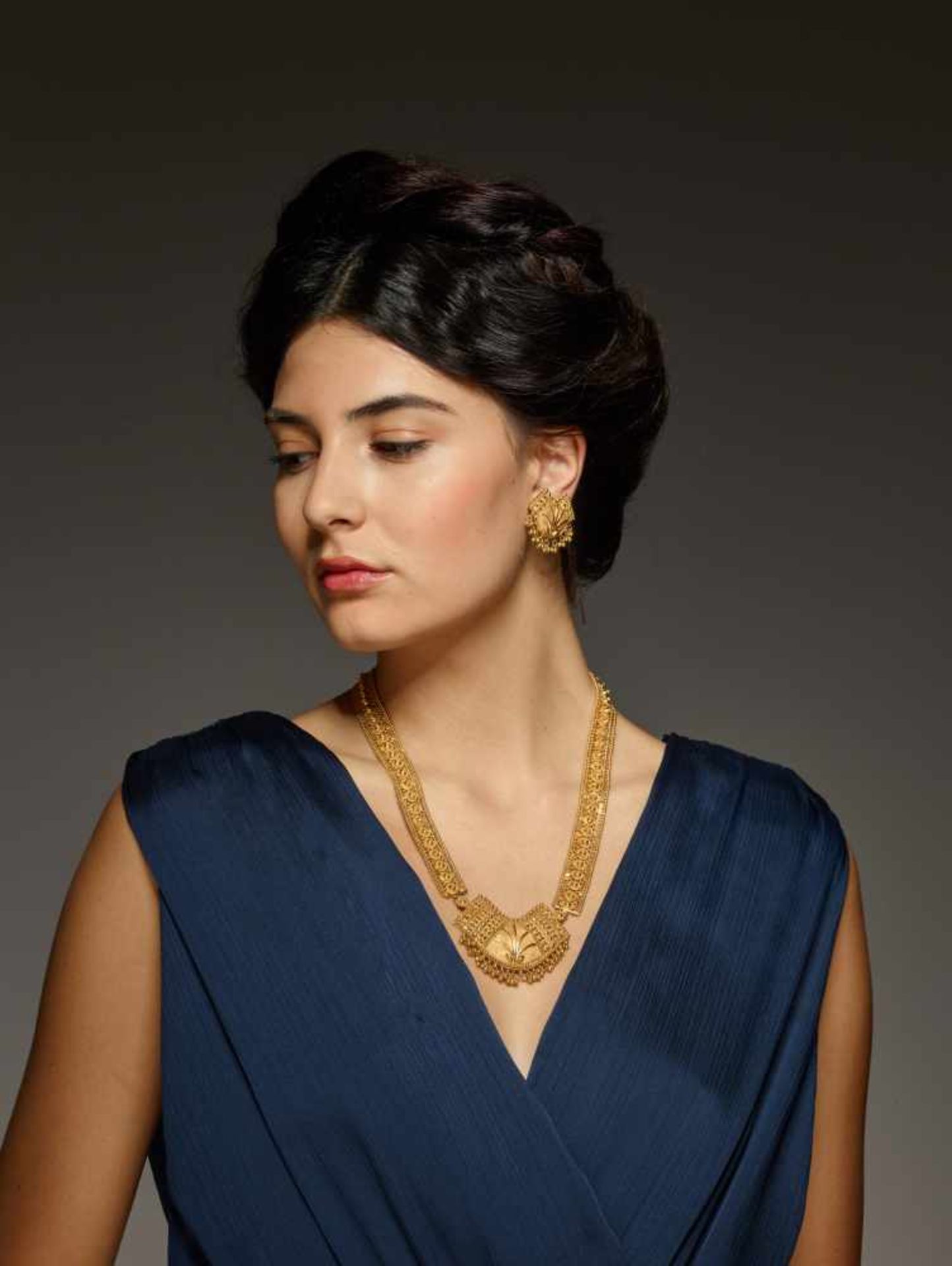 AN ORIENTAL 22 CARAT YELLOW GOLD SET WITH NECKLACE AND EARRINGSIndia1990s, hallmarked ‘22C’ on - Image 5 of 13