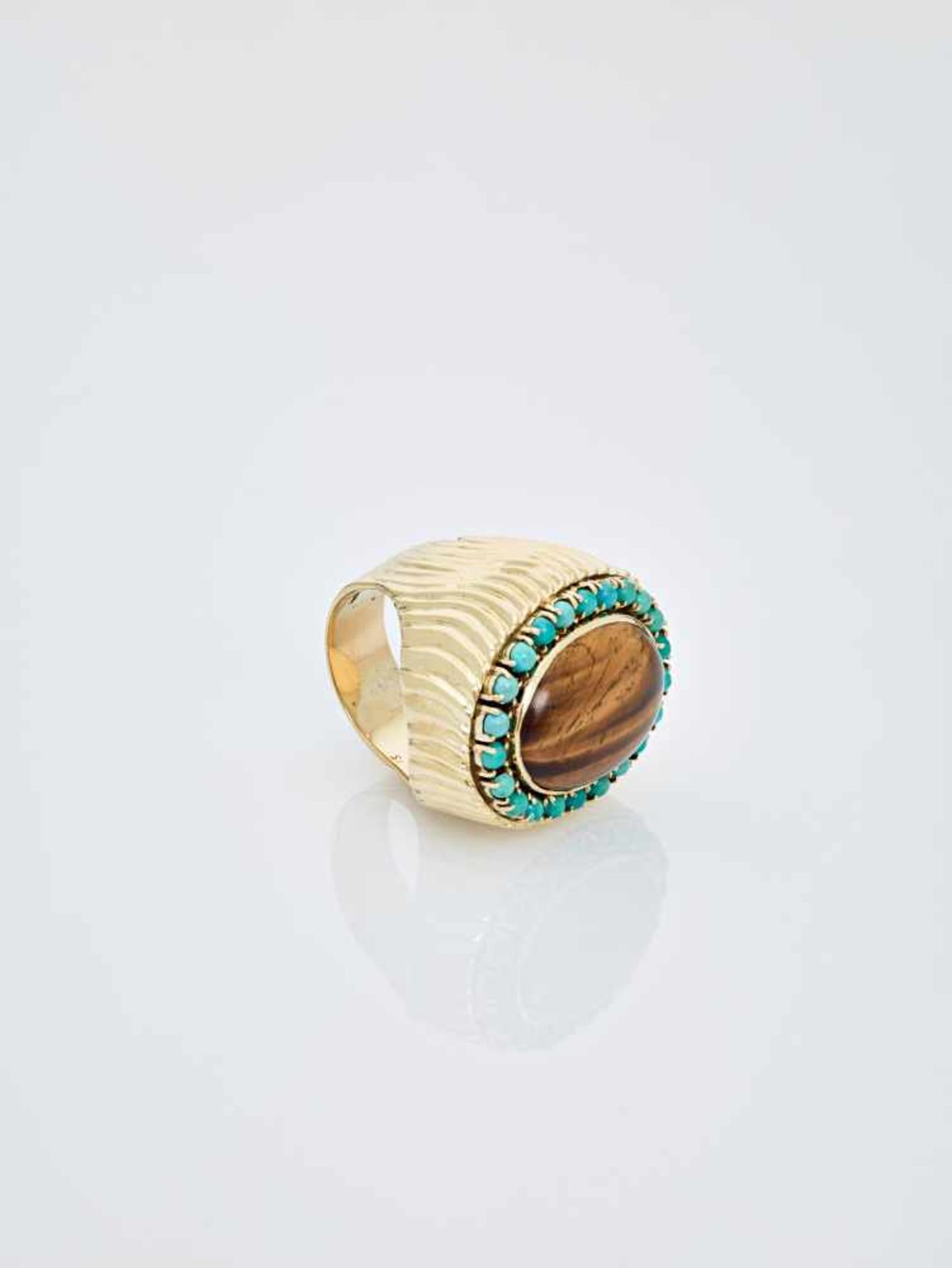 A TIGER’S EYE AND TURQUOISE 14 CARAT YELLOW GOLD COCKTAIL RINGAustriaAttributed to Erwin Paltscho, - Image 3 of 7