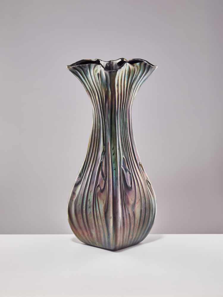 LÖTZ, ‘WELLENOPTISCH’ GLASS VASE WITH OVERLAID THREADS, 1904 Johann Lötz Witwe GlasmanufakturBlack - Image 3 of 7