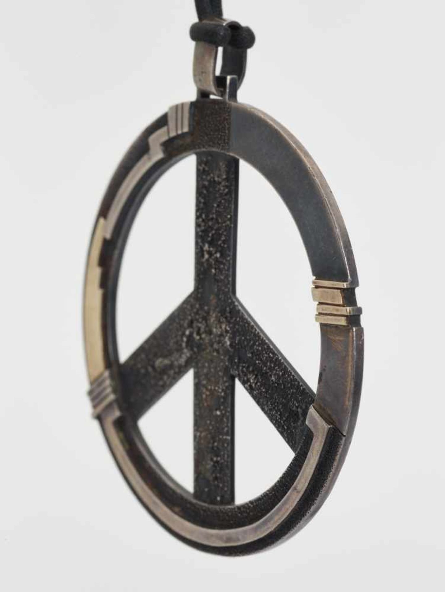 A FUNKY 1980s SILVER AND GOLD PENDANT IN SHAPE OF PEACE SIGNAustria1980s, hallmarked ‘835’ and - Image 4 of 5