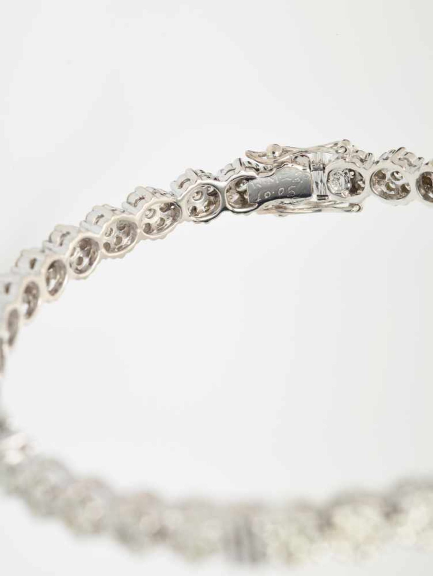 AN 18 CARAT GOLD BRACELET WITH 10 CARAT DIAMONDSHallmarked 18K and inscribed with the stone weight - Image 7 of 7
