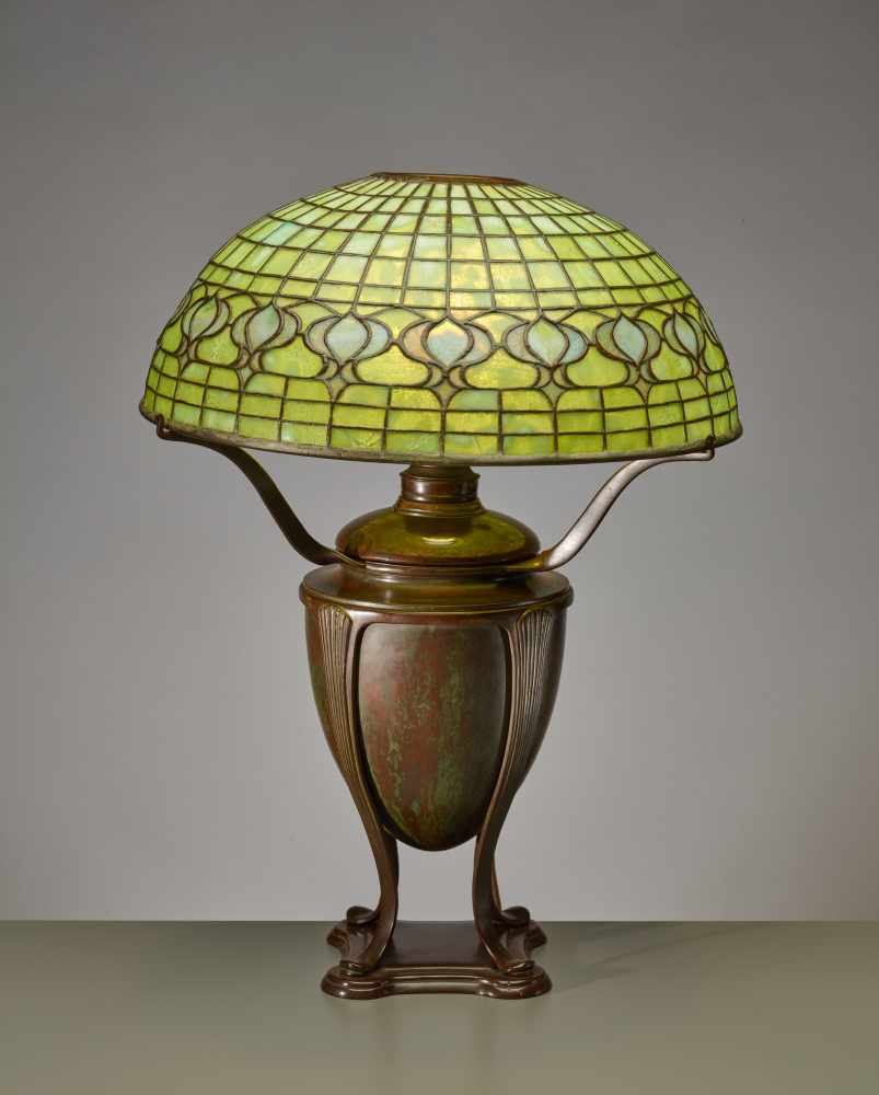 TIFFANY STUDIOS, TABLE LAMP ‘POMEGRANATE’, USA 1900 Tiffany Studios, New YorkBronze, brown patina, - Image 4 of 10