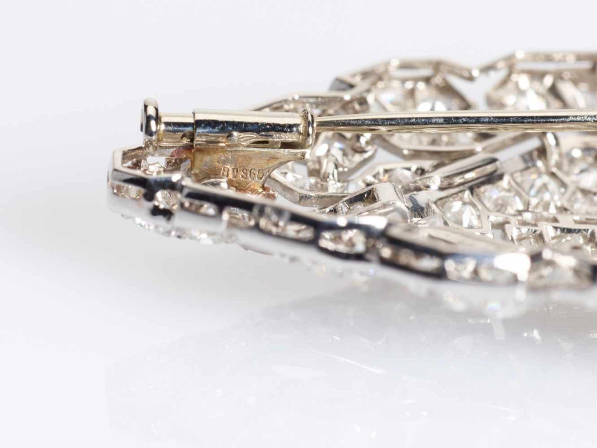 A MAGNIFICENT ART DECO PLATINUM BROOCH WITH 9 CARATS OF DIAMONDSFranceafter 1930, hallmark ‘BCSGD’ - Image 8 of 9