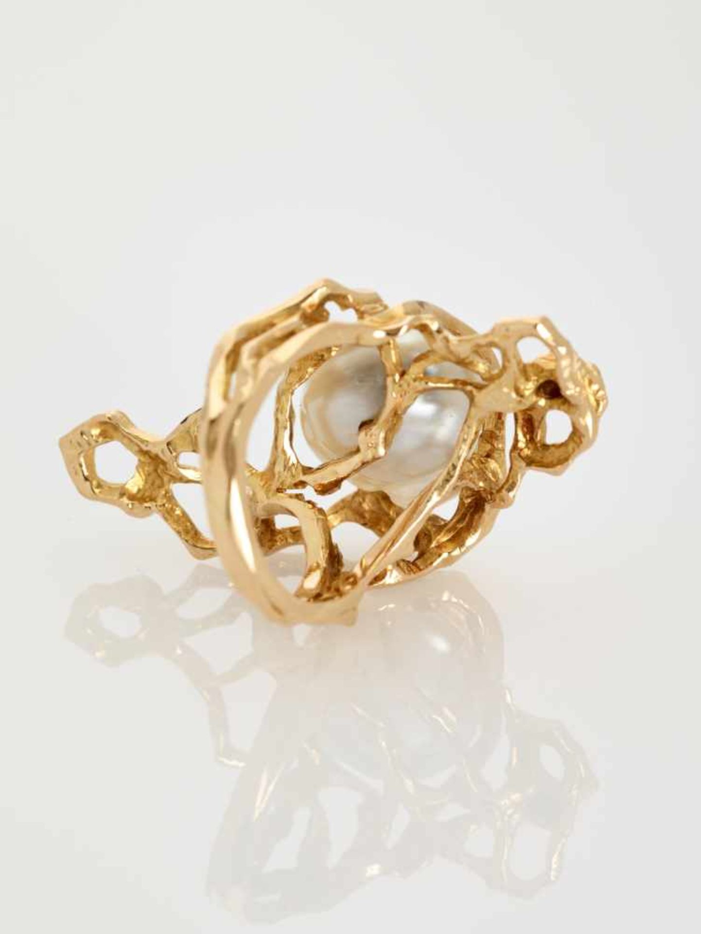 A GÜBELIN 18 CARAT GOLD RING WITH A 12 CARAT BAROQUE STYLE SOUTH-SEA PEARLSwitzerland1978, with - Image 5 of 8