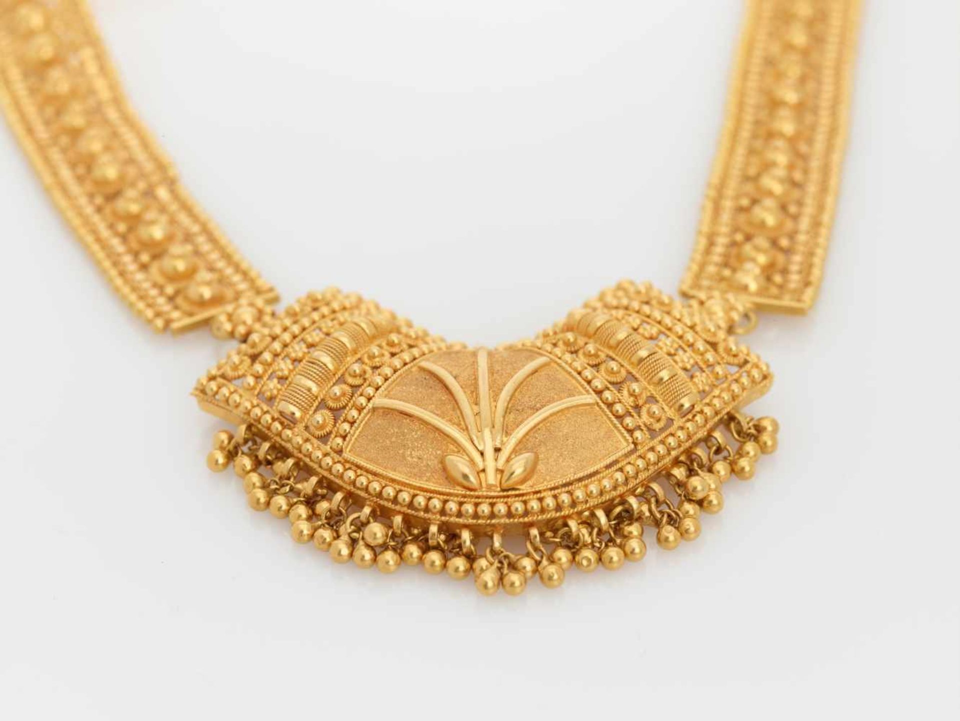 AN ORIENTAL 22 CARAT YELLOW GOLD SET WITH NECKLACE AND EARRINGSIndia1990s, hallmarked ‘22C’ on - Image 8 of 13