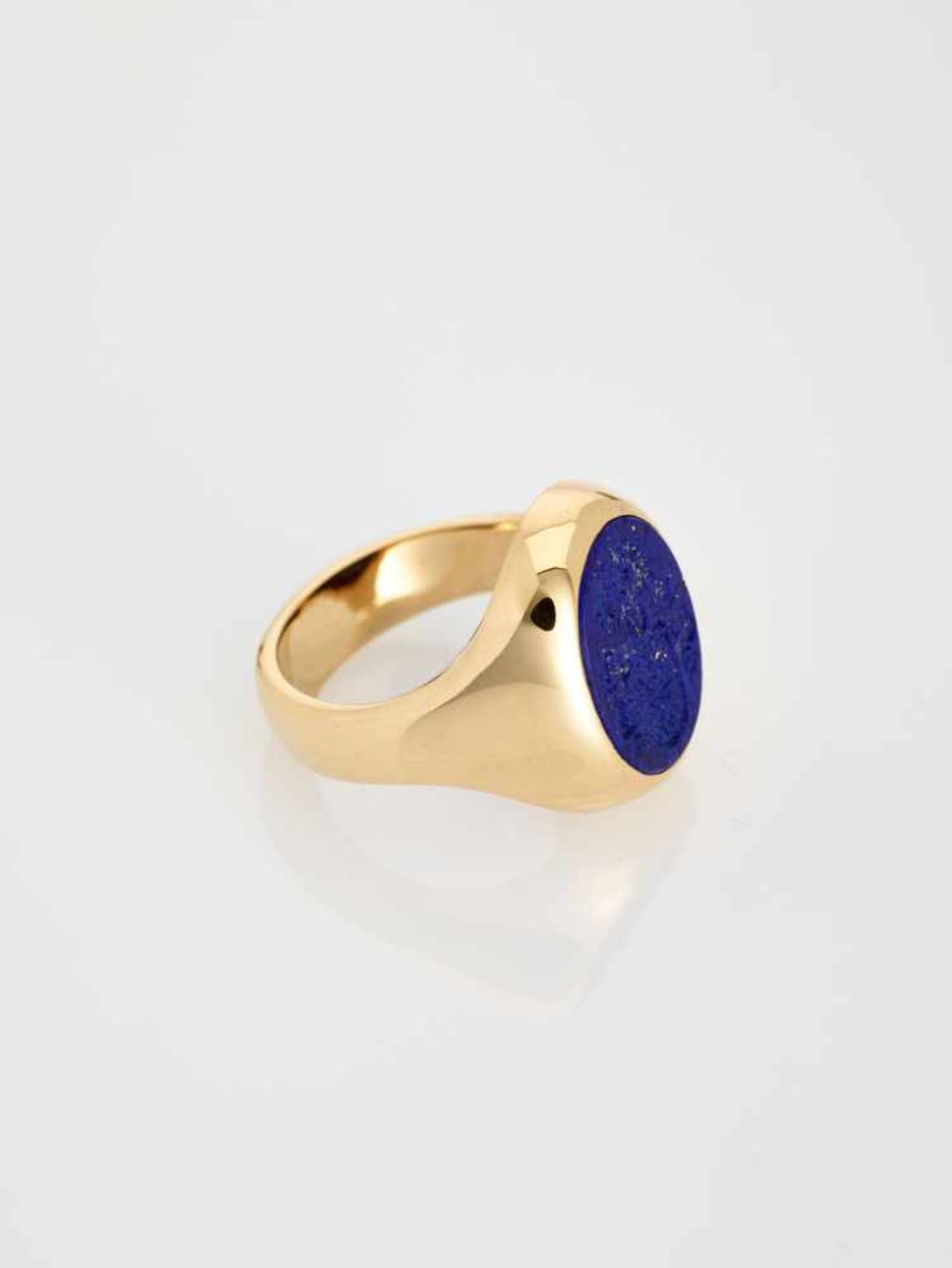 AN 18 CARAT YELLOW GOLD SIGNET RING WITH LAPIS LAZULI COAT OF ARMSGermanymid-20th century, - Image 5 of 6