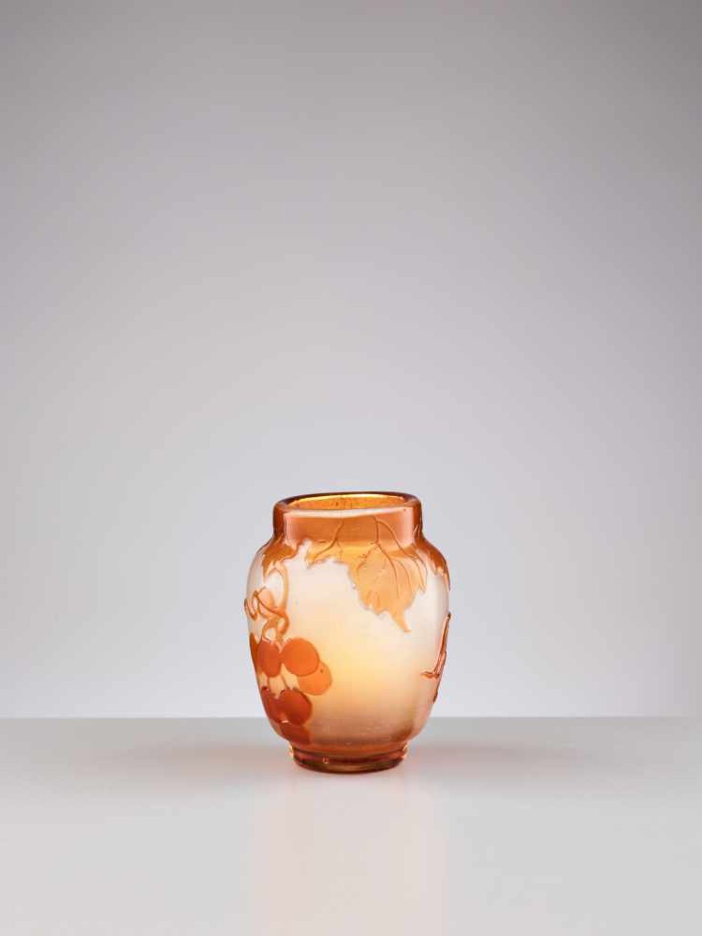 ÉMILE GALLÉ (1846-1904), FIRE-POLISHED CAMEO GLASS VASE WITH WINE GRAPESÉmile Gallé (1846-1904), - Image 4 of 8