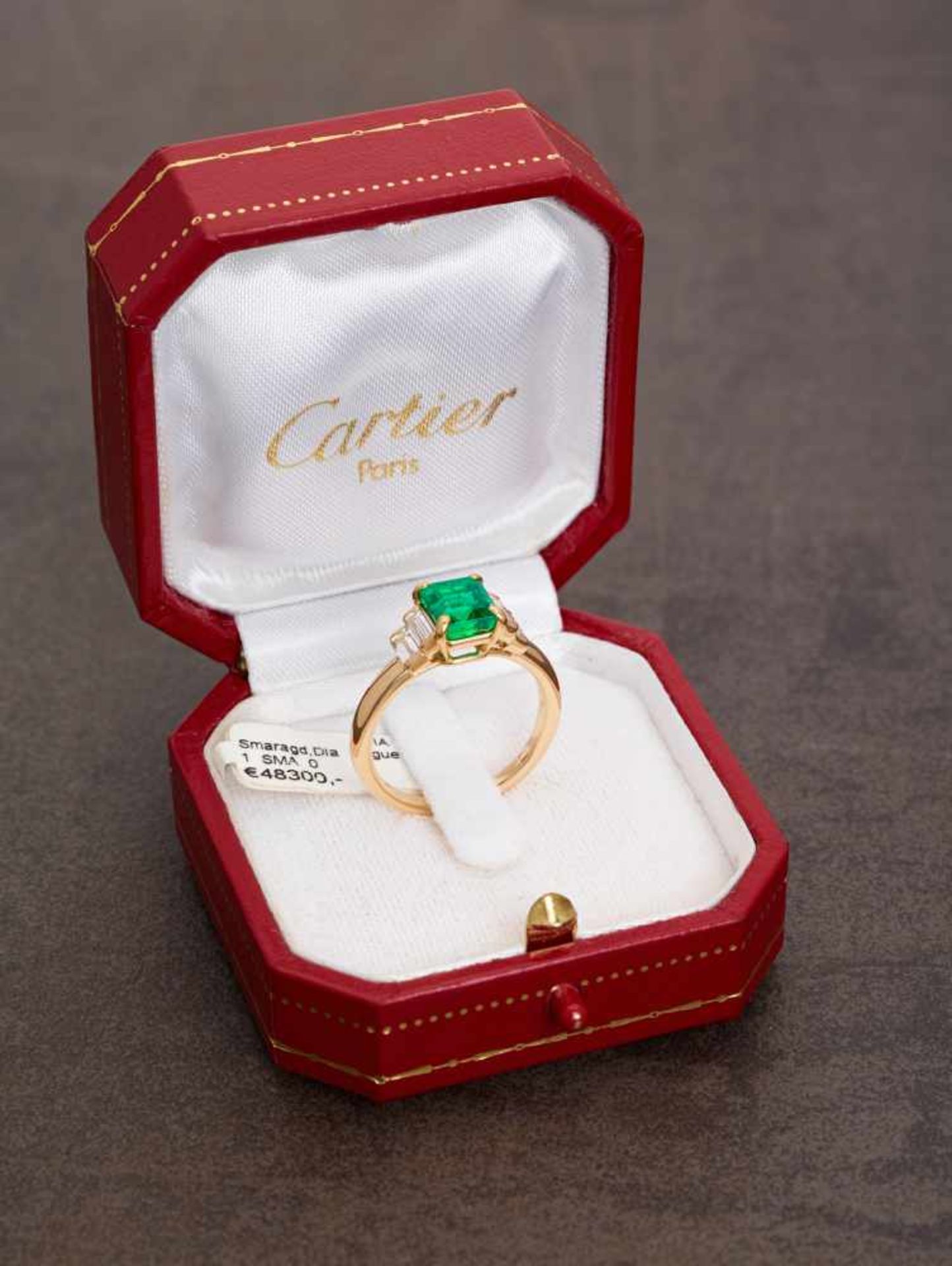 AN IMPORTANT CARTIER EMERALD AND DIAMOND RING Franceca. 1990, signed ‘Cartier’, assay ‘750’, numbers - Image 3 of 9