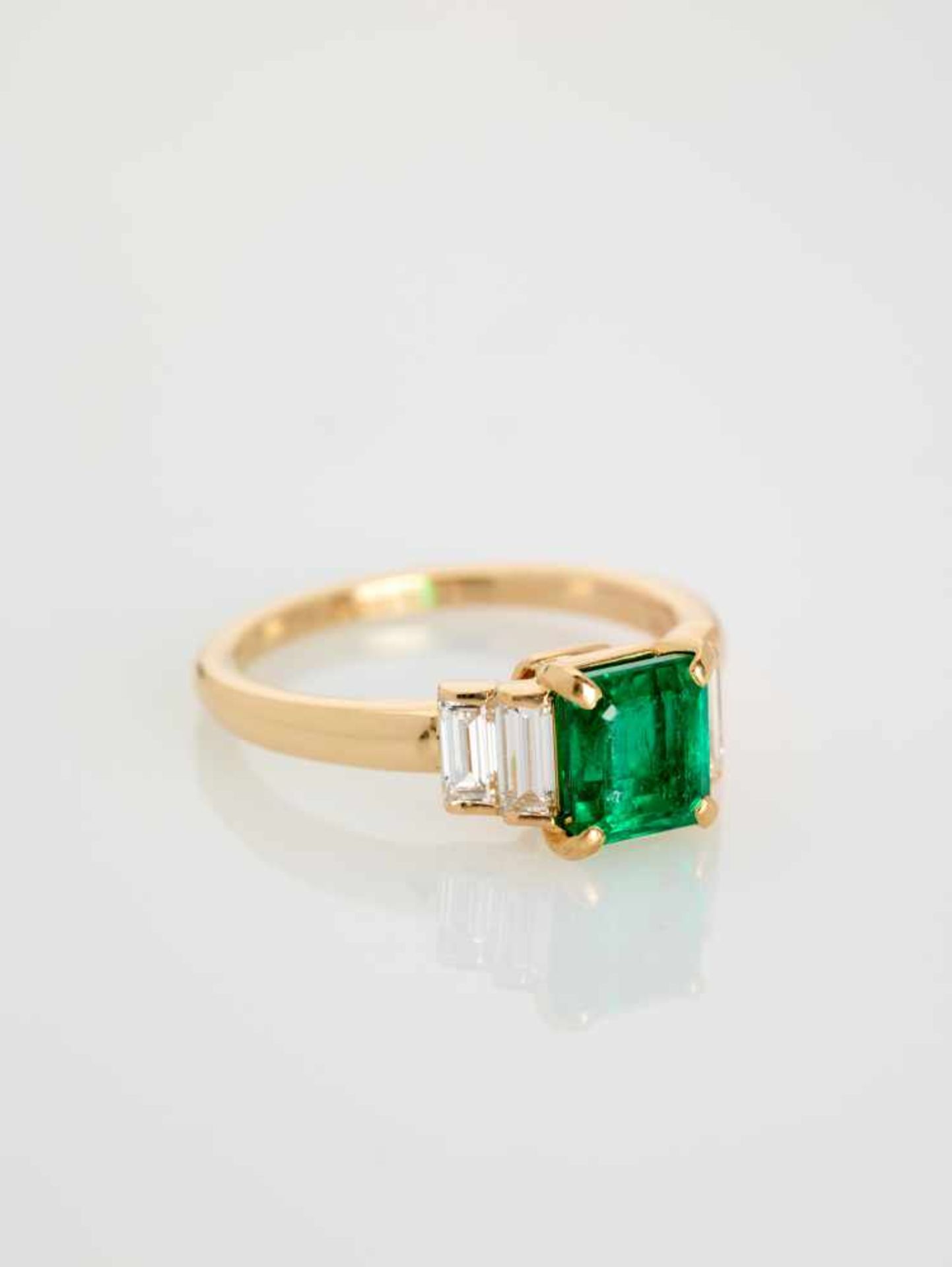 AN IMPORTANT CARTIER EMERALD AND DIAMOND RING Franceca. 1990, signed ‘Cartier’, assay ‘750’, numbers - Image 4 of 9