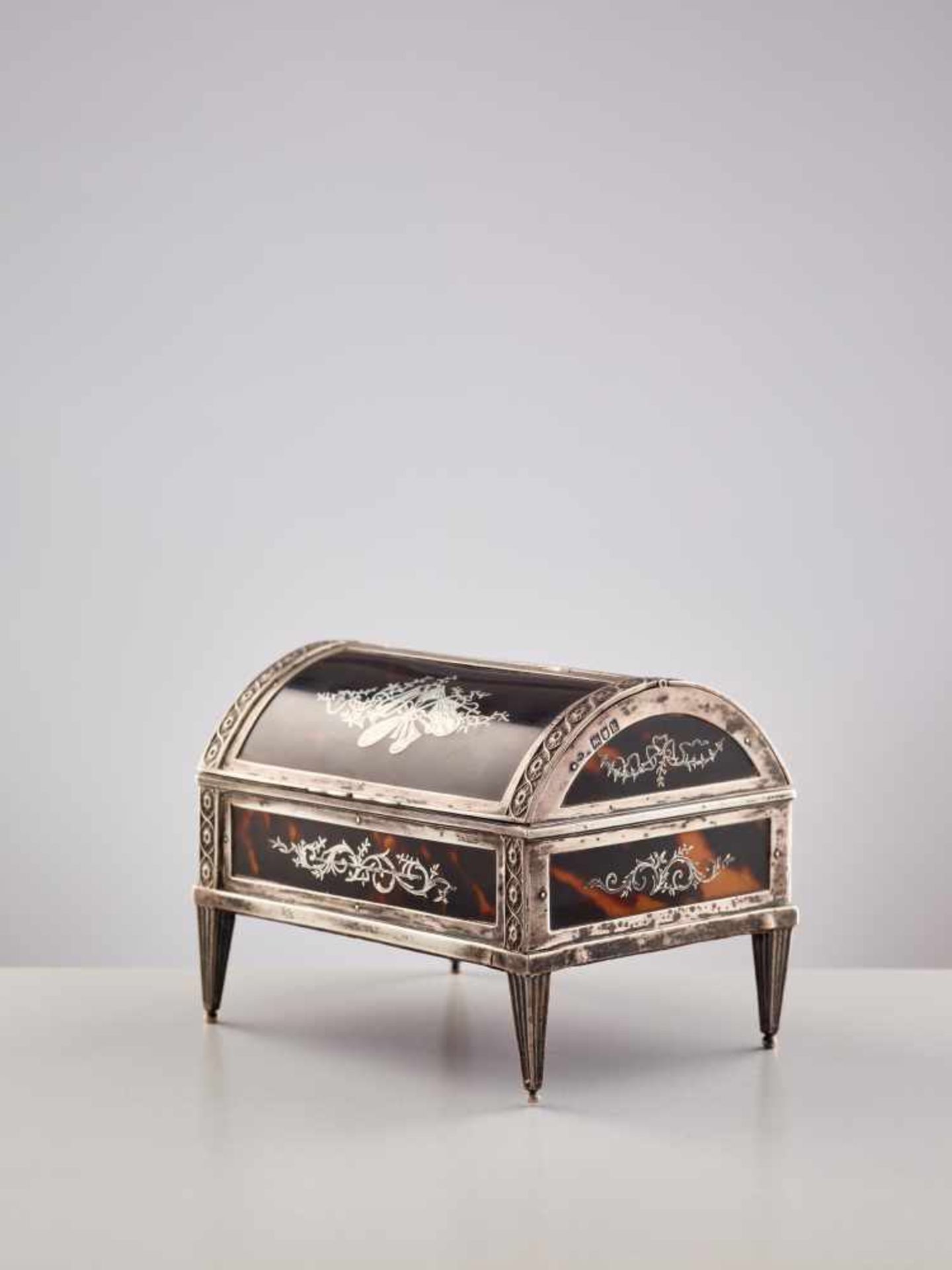 WILLIAM COMYNS, SILVER INLAID TORTOISE SHELL TRINKET BOX, 1905Silver manufactory William Comyns & - Image 2 of 7