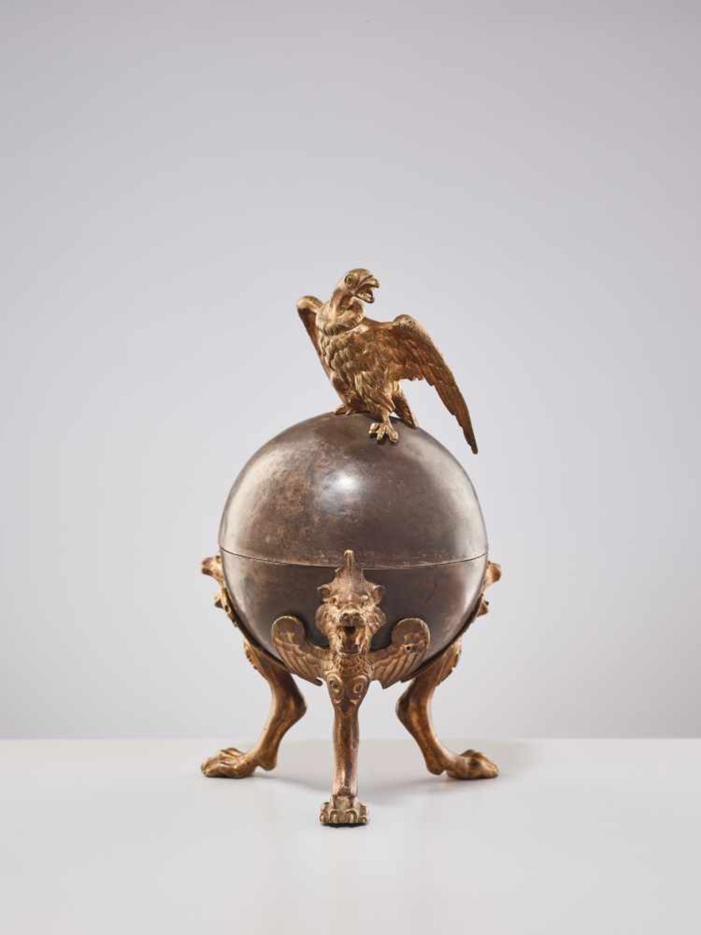 A 19TH CENTURY RUSSIAN LIDDED BOX ‘EAGLE ON ORB’Silverplate metal and gilt bronzeRussiaaround 1830- - Image 4 of 11